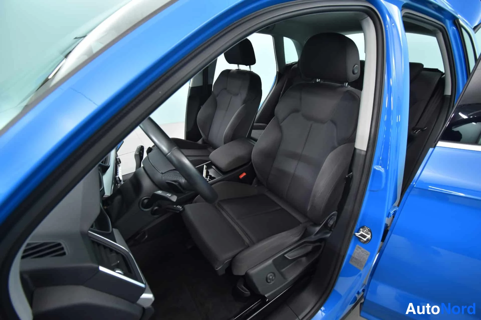 Sininen Audi Q5 2020, etuistuimet, kuva 18