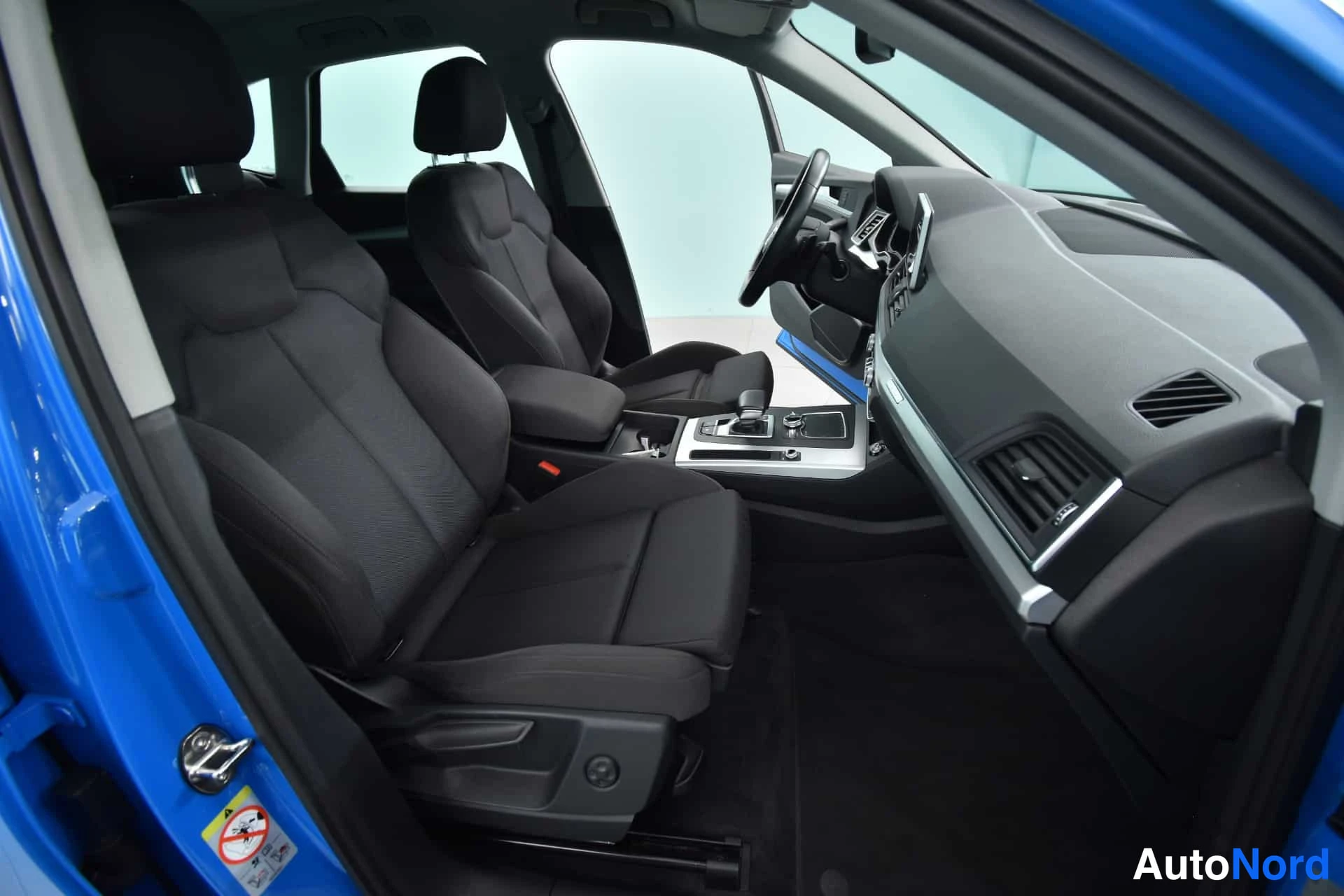 Sininen Audi Q5 2020, ohjaamo, kuva 13