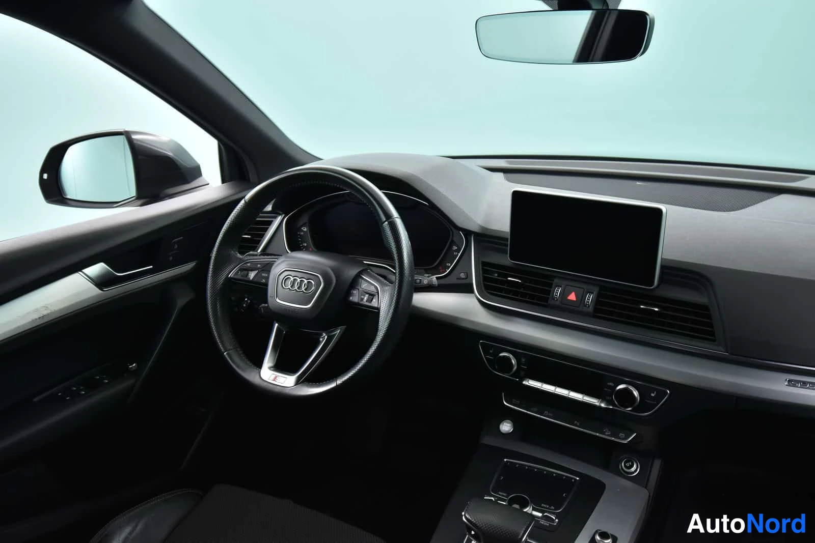 Harmaa Audi Q5 2019, ohjaamo, kuva 13