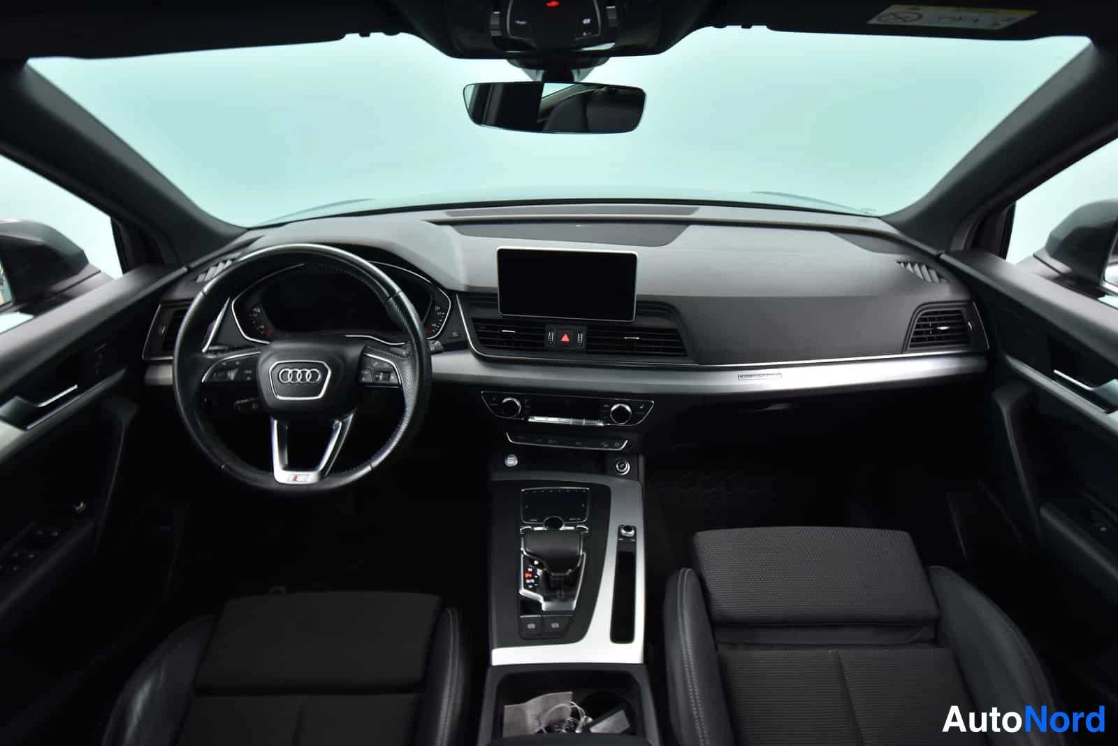 Harmaa Audi Q5 2019, ohjaamo, kuva 14