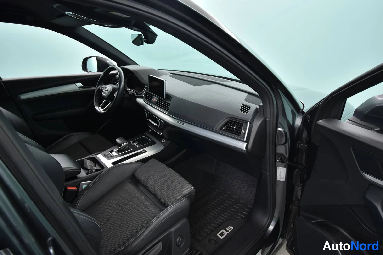 Harmaa Audi Q5 2019, ohjaamo, kuva 16