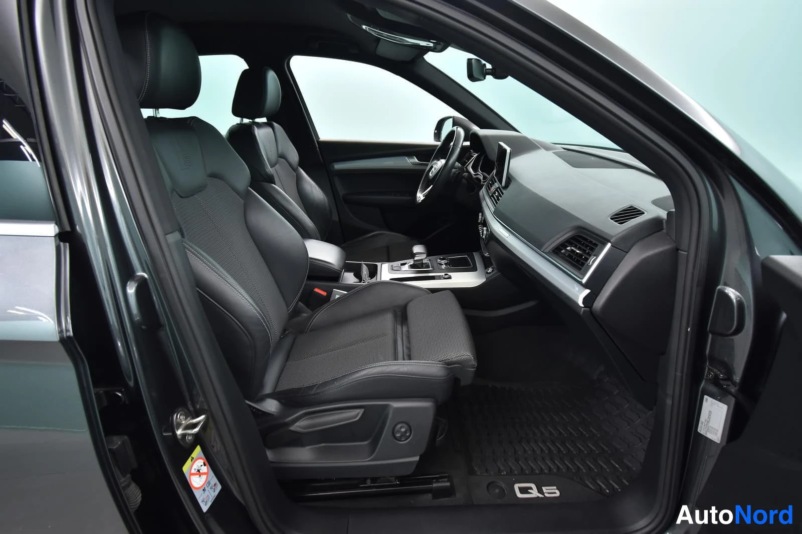 Harmaa Audi Q5 2019, etuistuimet, kuva 17