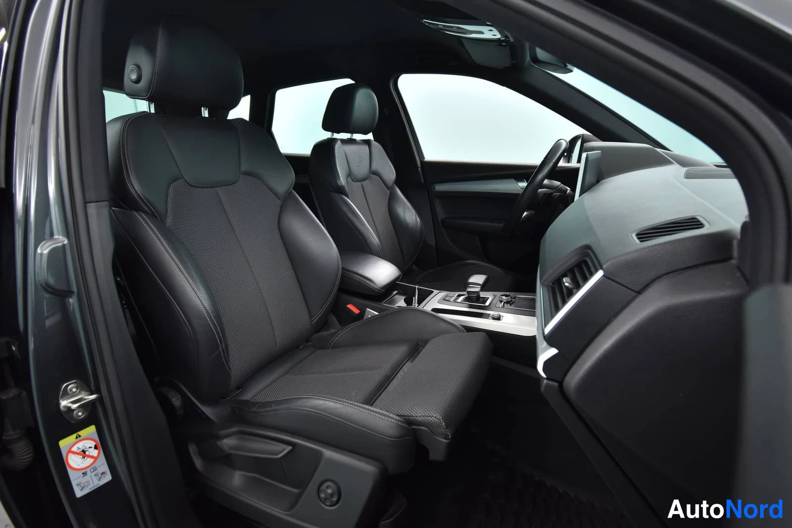Harmaa Audi Q5 2019, etuistuimet, kuva 18