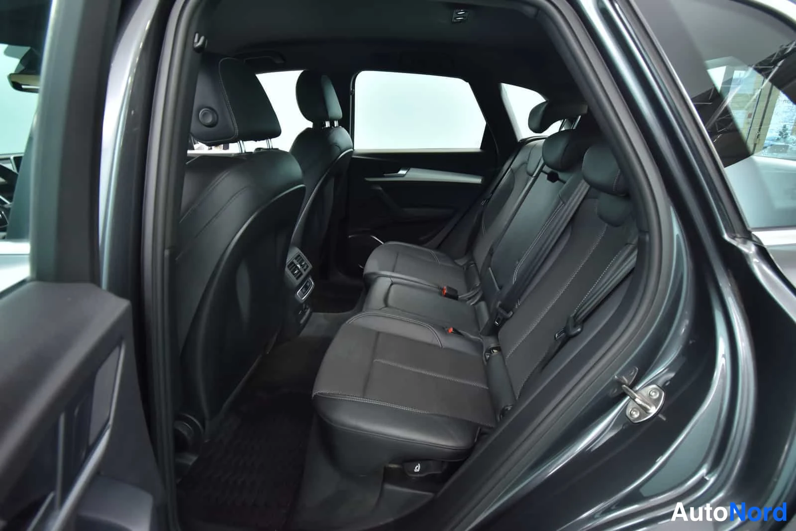 Harmaa Audi Q5 2019, takaistuimet, kuva 20