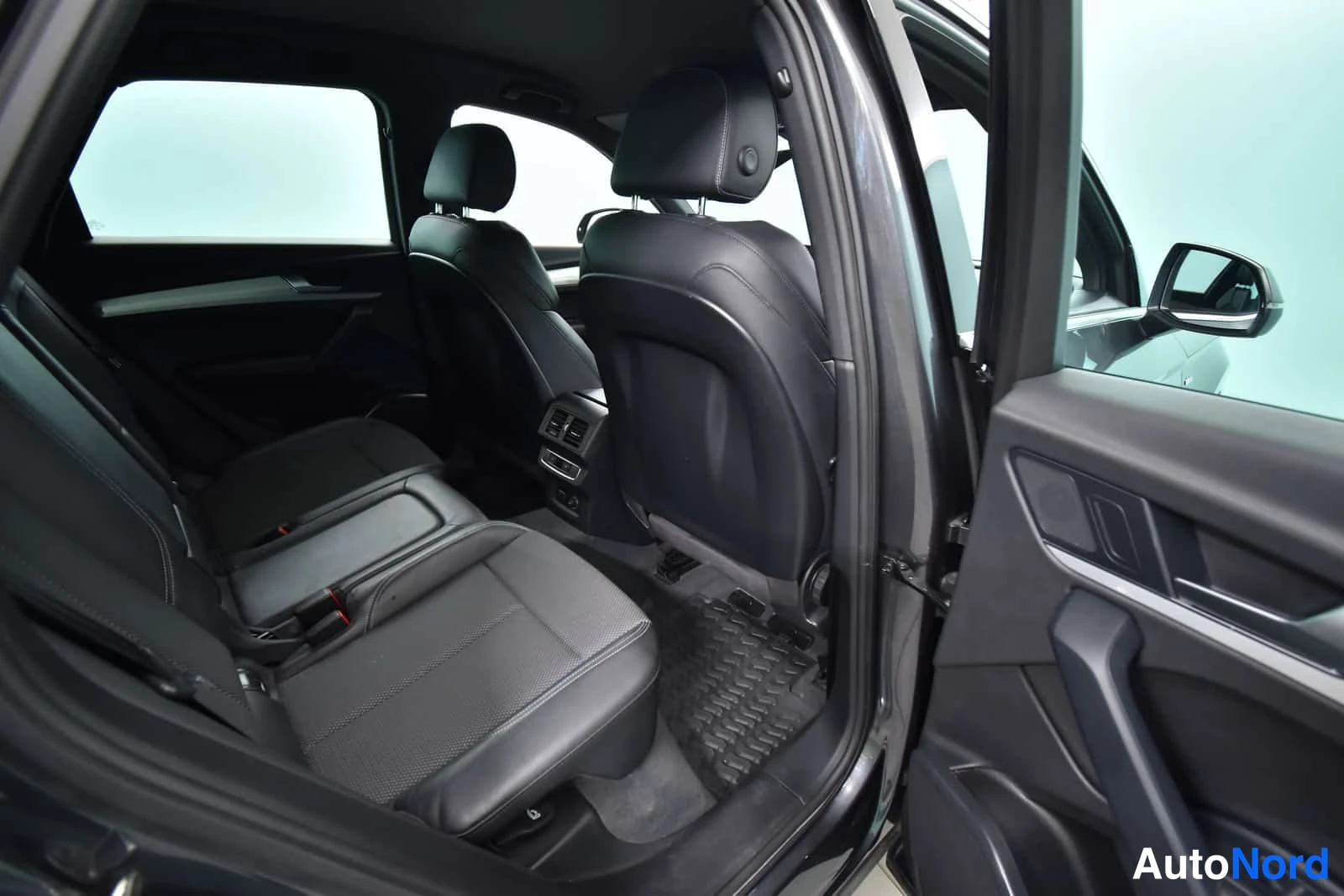 Harmaa Audi Q5 2019, takaistuimet, kuva 21