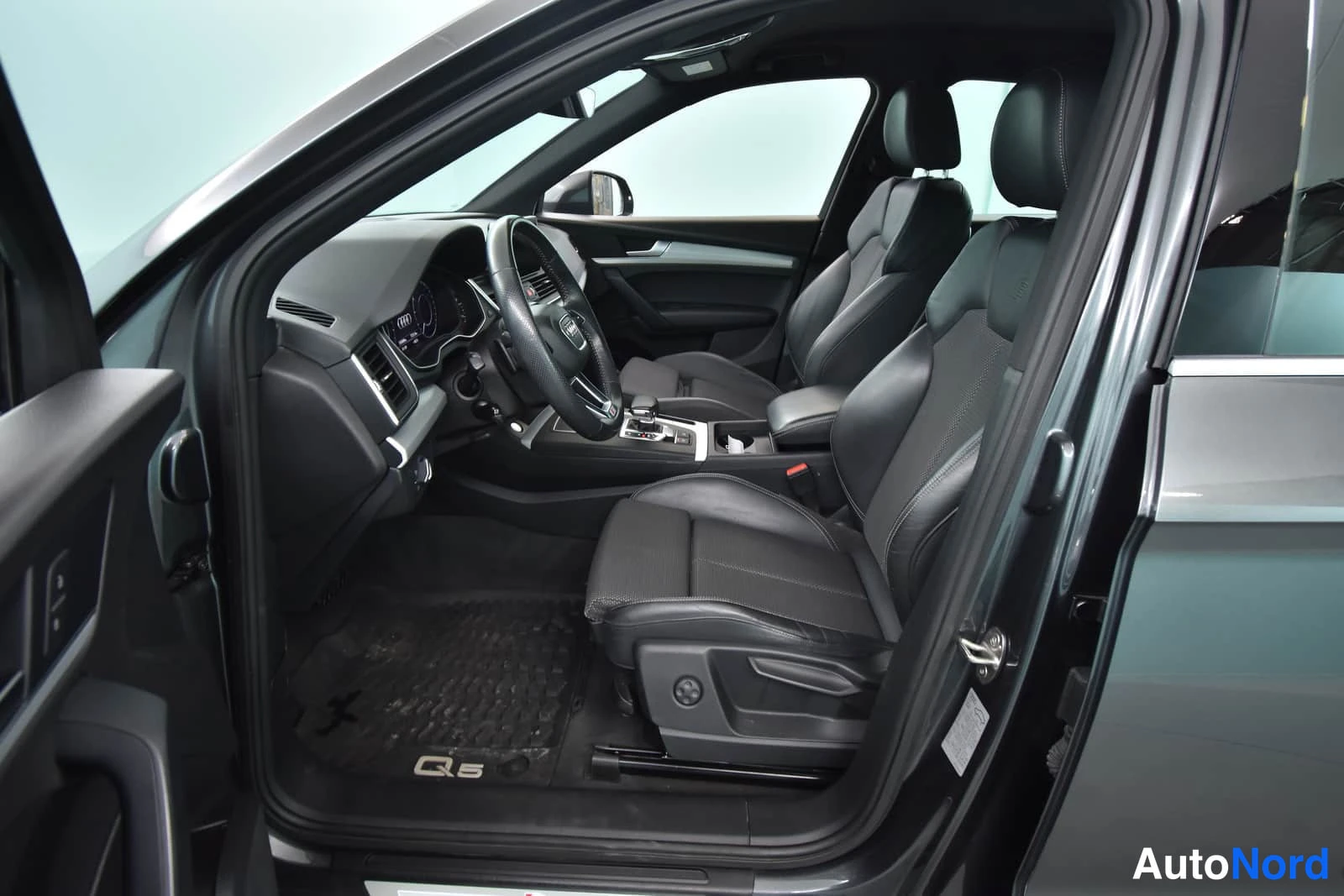 Harmaa Audi Q5 2019, ohjaamo, kuva 15