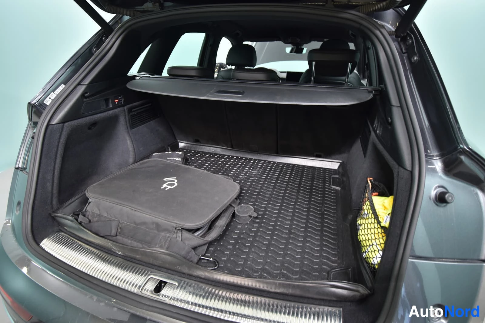 Harmaa Audi Q5 2019, tavaratila, kuva 22