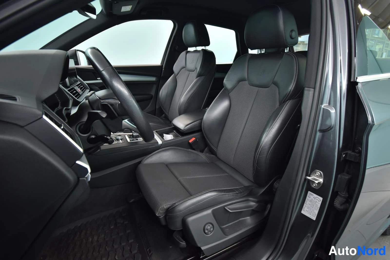 Harmaa Audi Q5 2019, etuistuimet, kuva 19