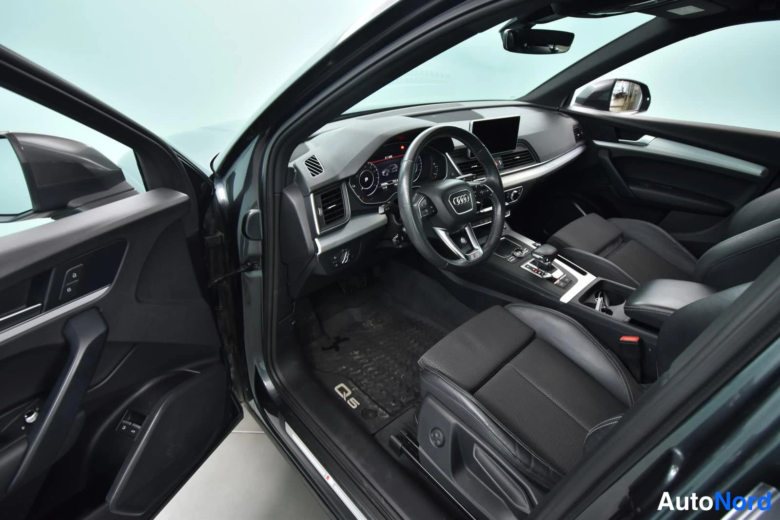Harmaa Audi Q5 2019, ohjaamo, kuva 12