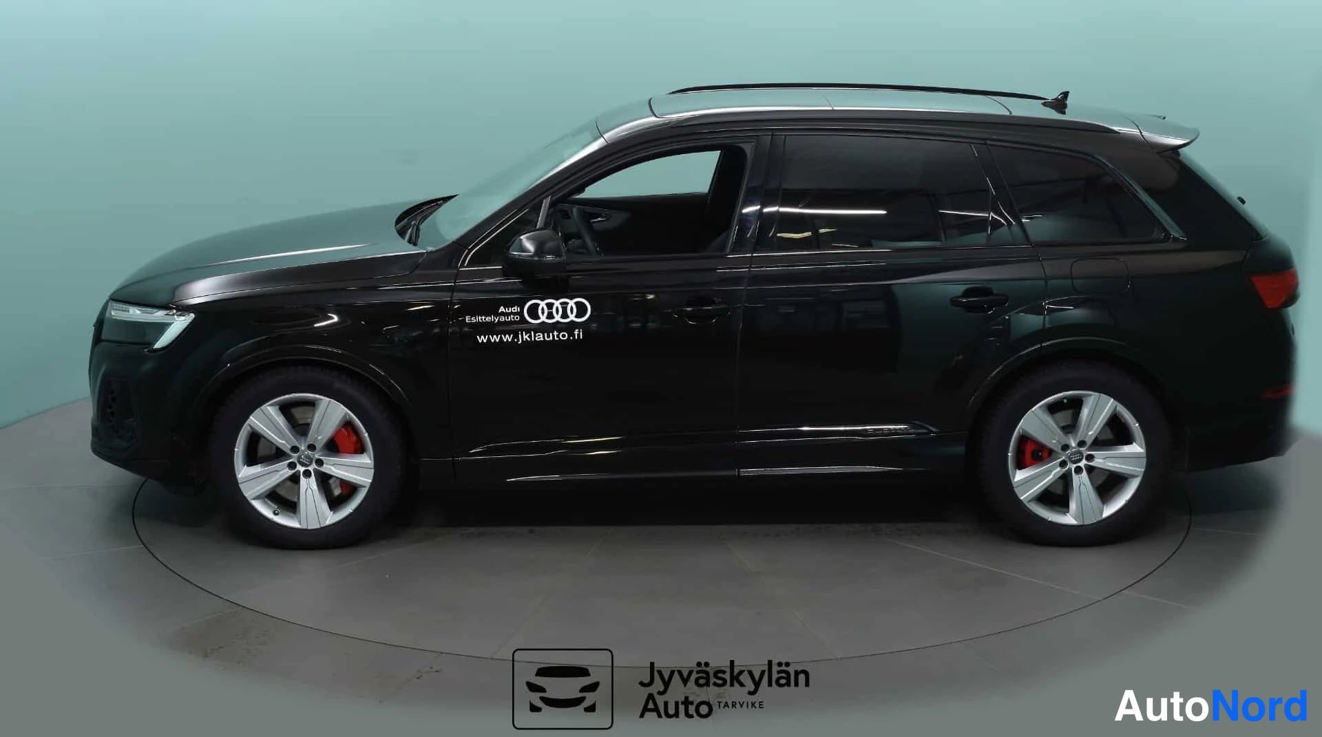 Musta Audi Q7 2024, etuviisto, keula vasemmalle, kuva 2