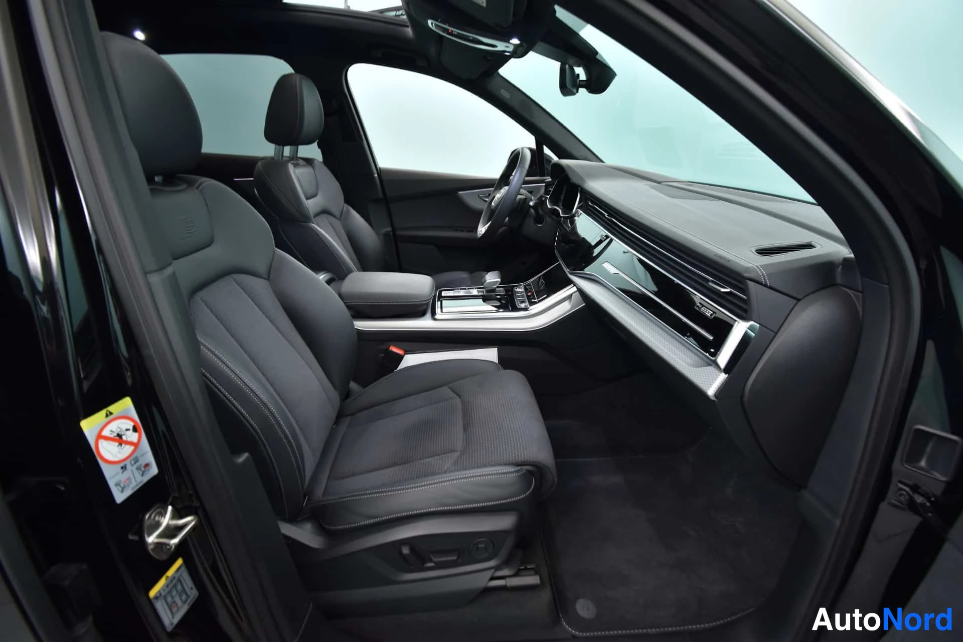Musta Audi Q7 2024, etuistuimet, kuva 20