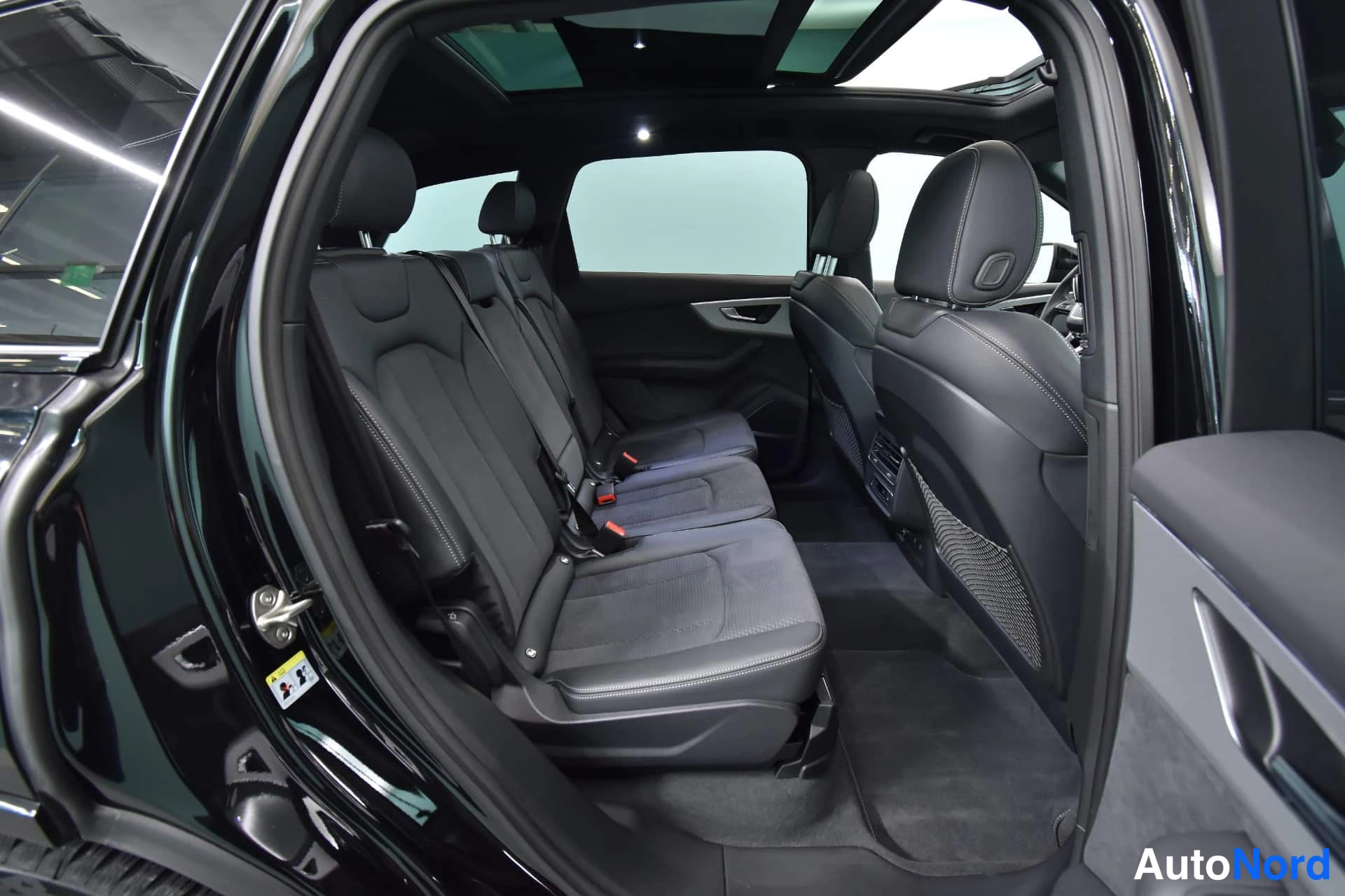 Musta Audi Q7 2024, takaistuimet, kuva 22