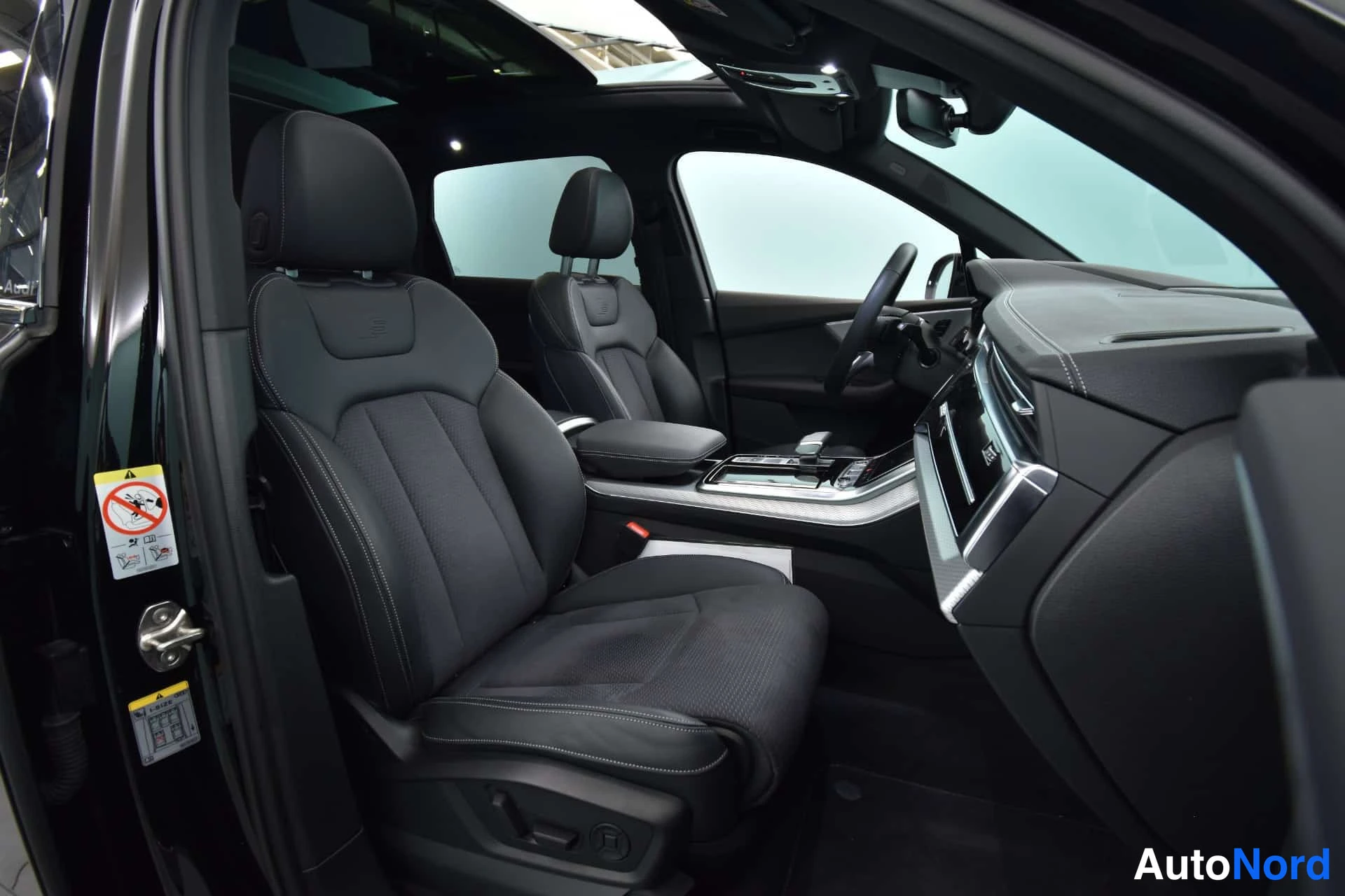 Musta Audi Q7 2024, ohjaamo, kuva 15