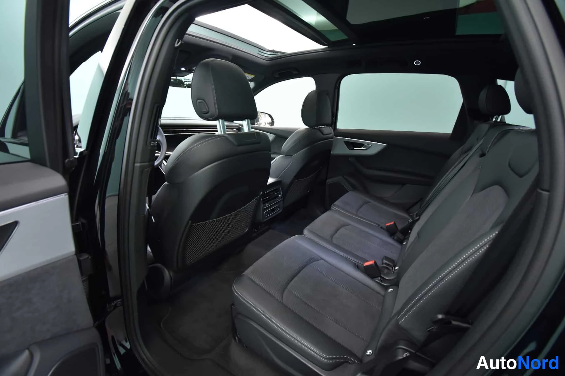 Musta Audi Q7 2024, takaistuimet, kuva 24