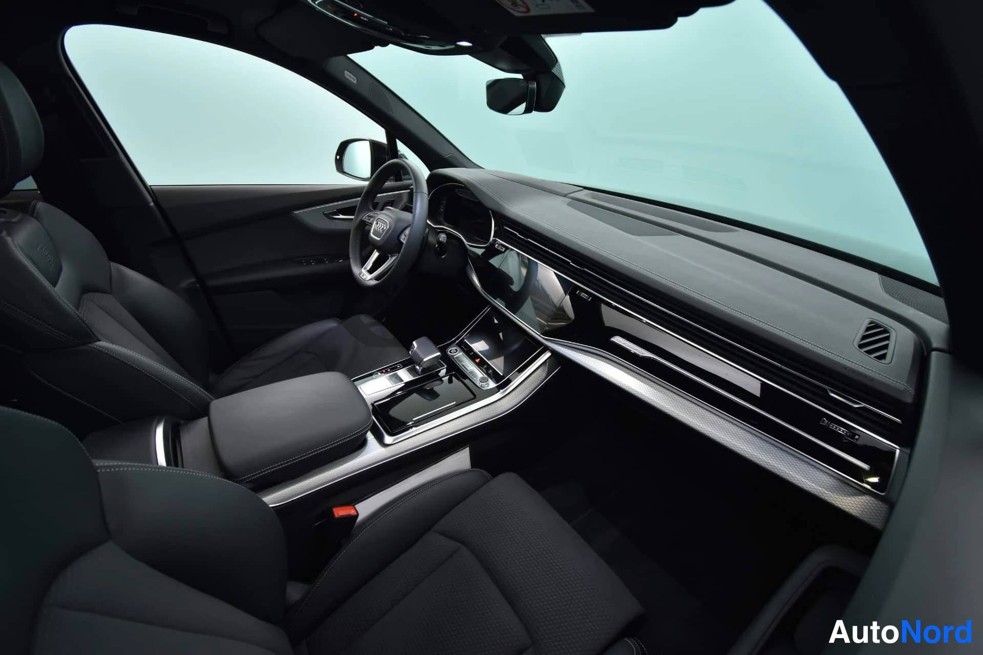 Musta Audi Q7 2024, ohjaamo, kuva 16