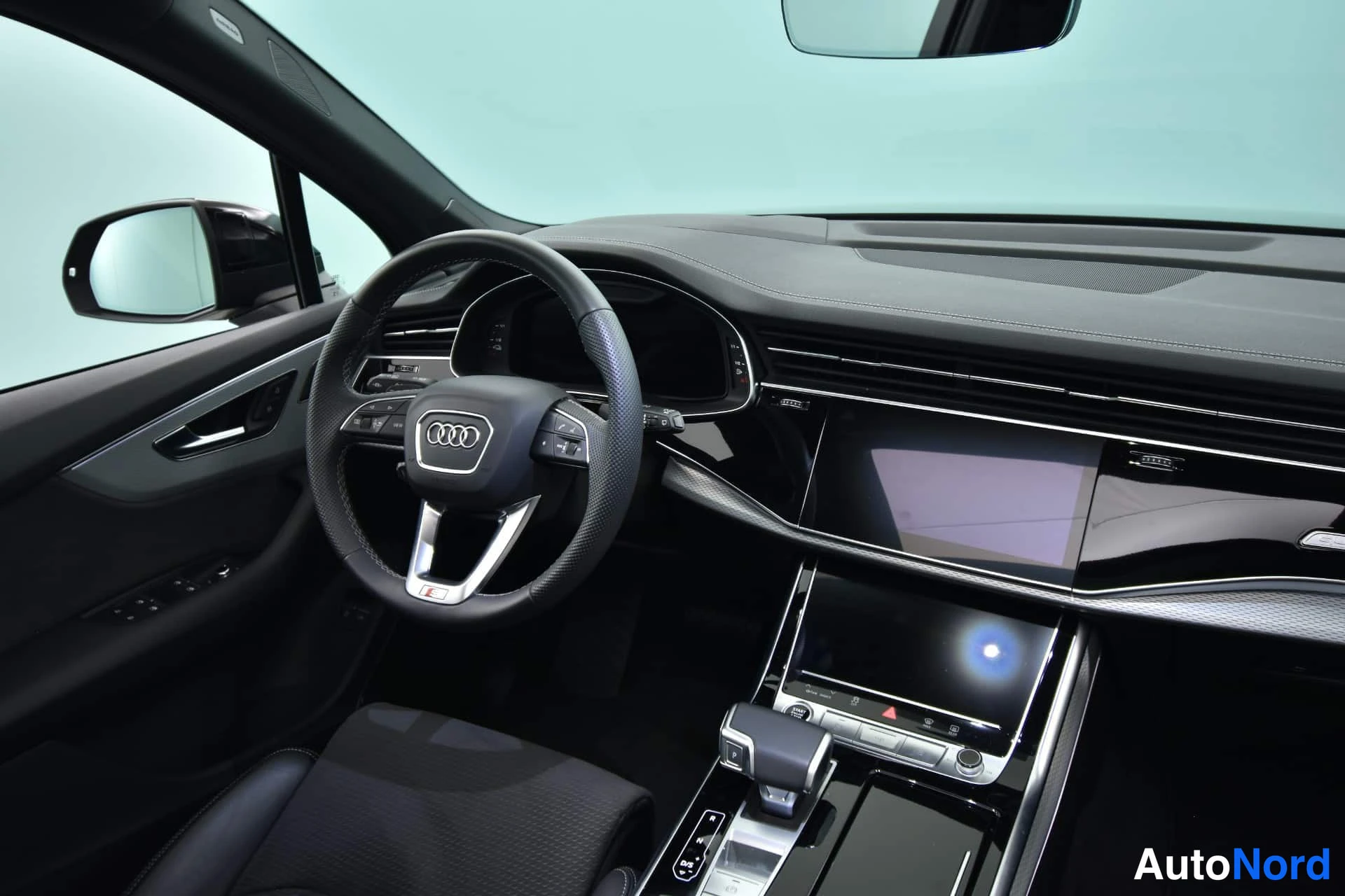 Musta Audi Q7 2024, ohjaamo, kuva 17