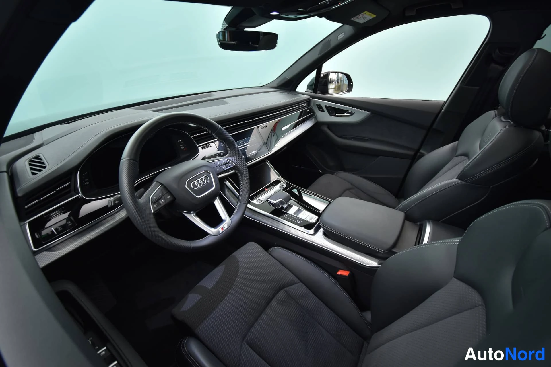 Musta Audi Q7 2024, ohjaamo, kuva 18