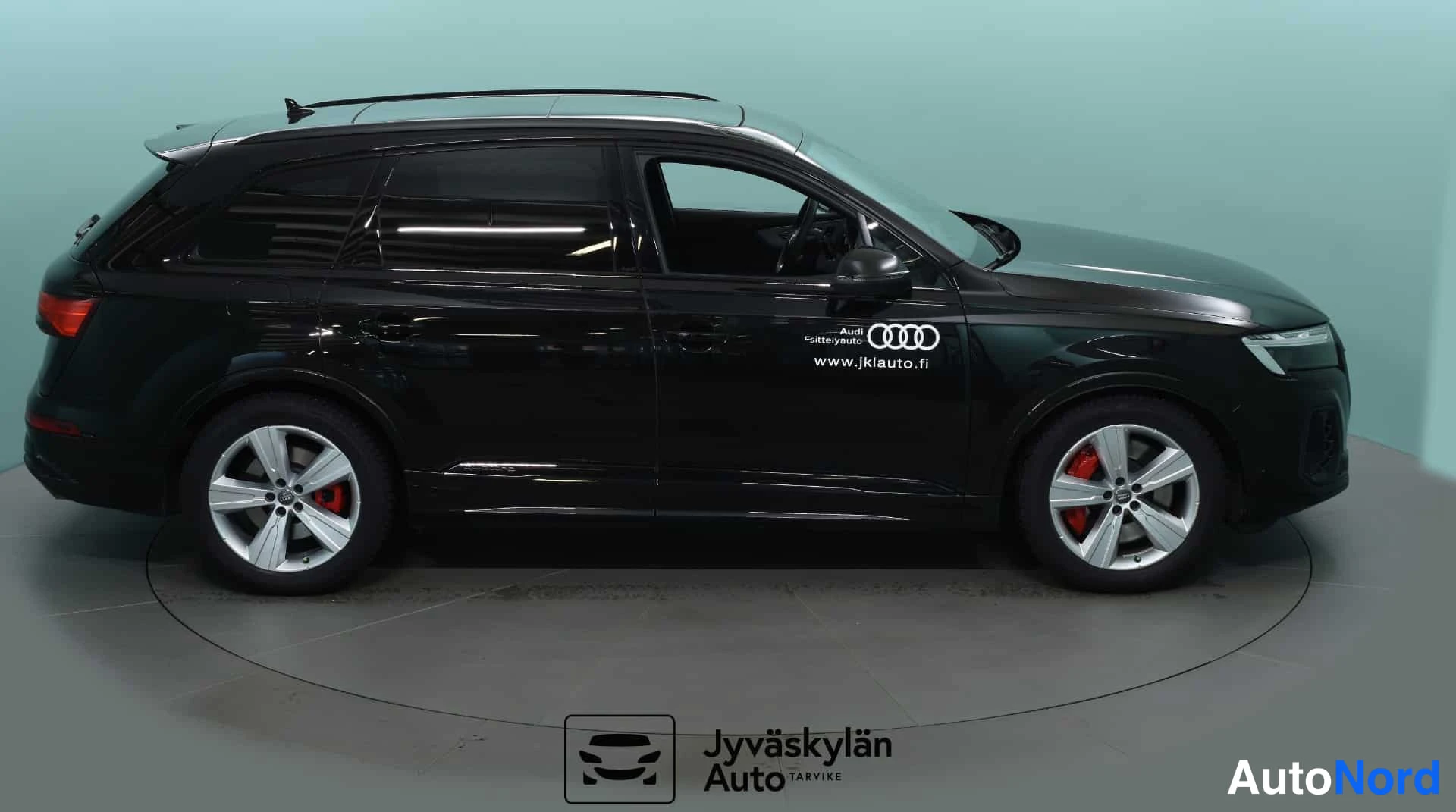 Musta Audi Q7 2024, etuviisto, keula oikealle, kuva 4