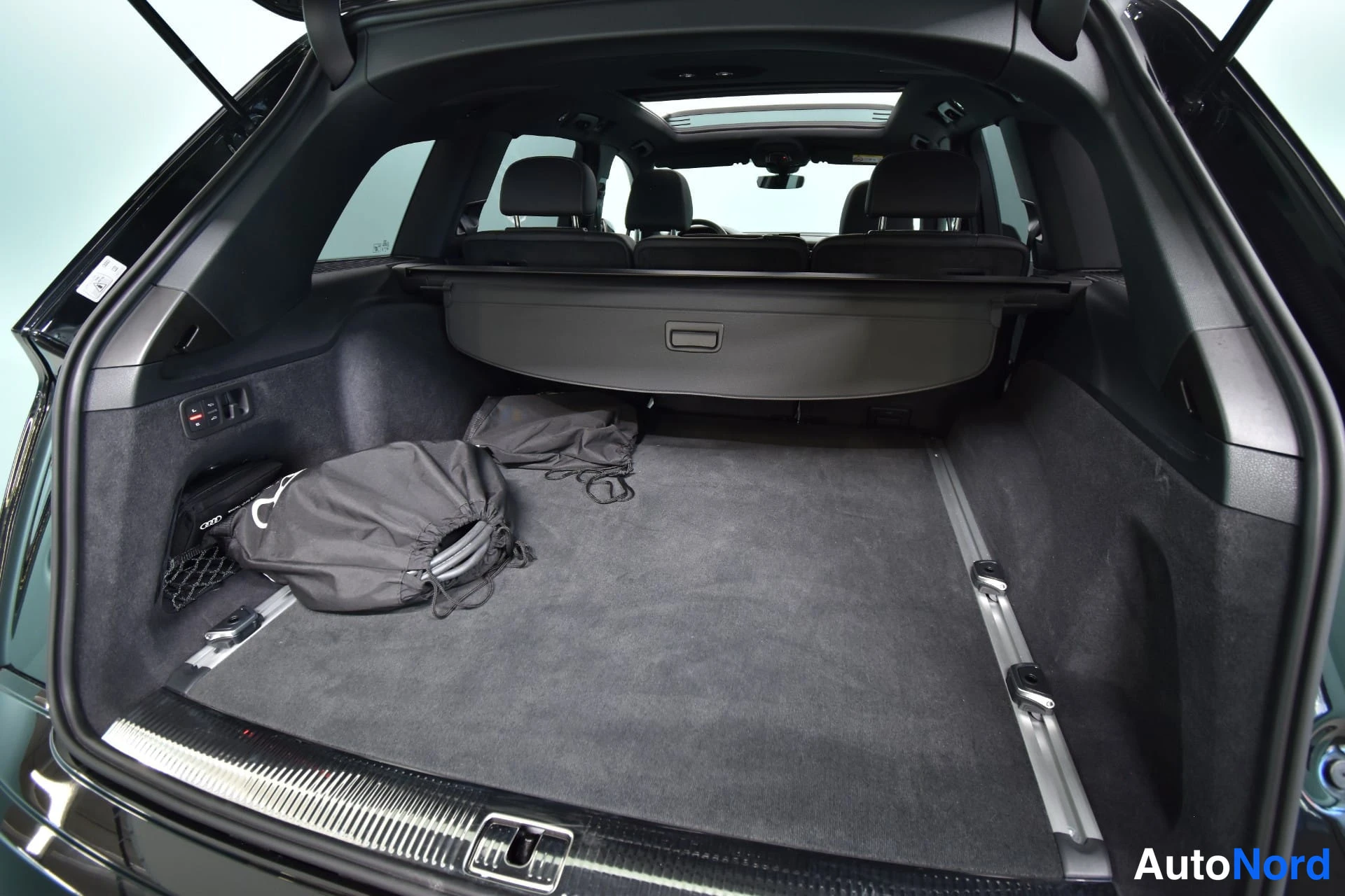 Musta Audi Q7 2024, tavaratila, kuva 25
