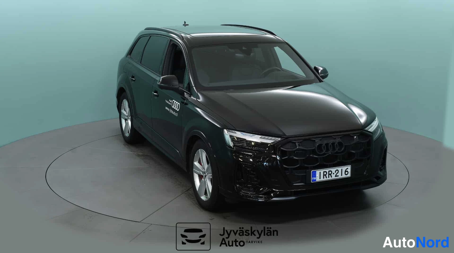 Musta Audi Q7 2024, etuviisto, keula oikealle, kuva 5