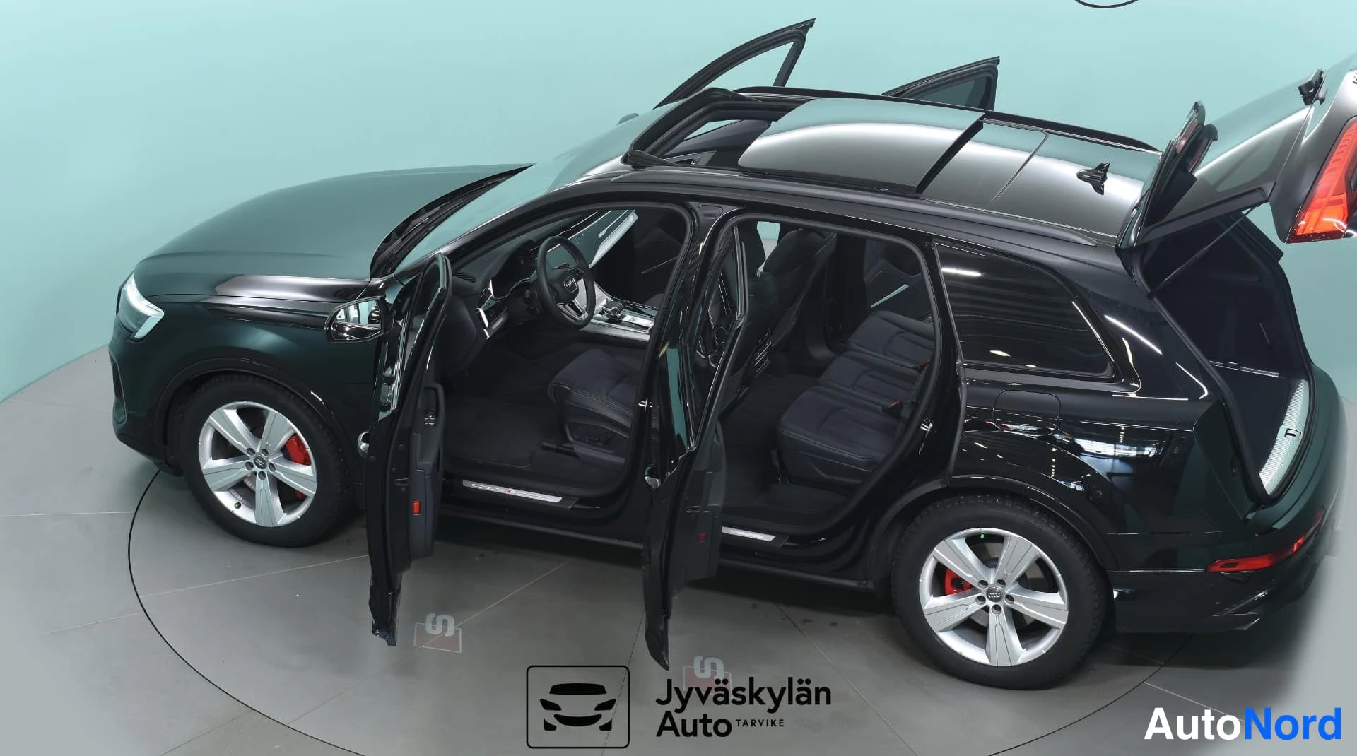 Musta Audi Q7 2024, etuviisto, keula vasemmalle, kuva 3