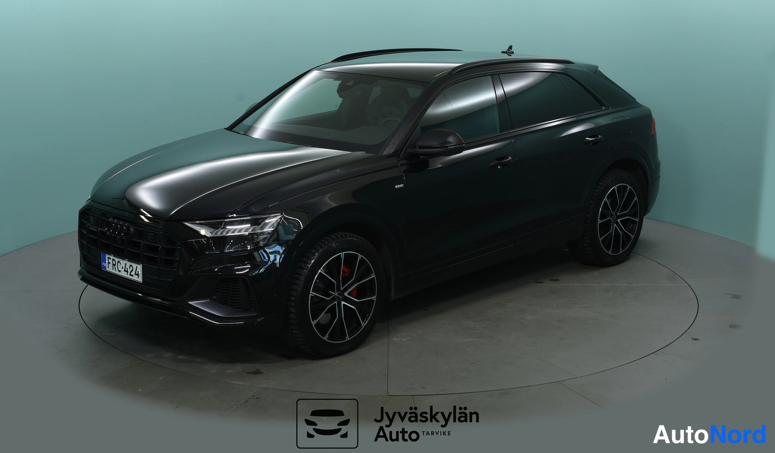 Musta Audi Q8 2021, etuviisto, keula vasemmalle, kuva 4