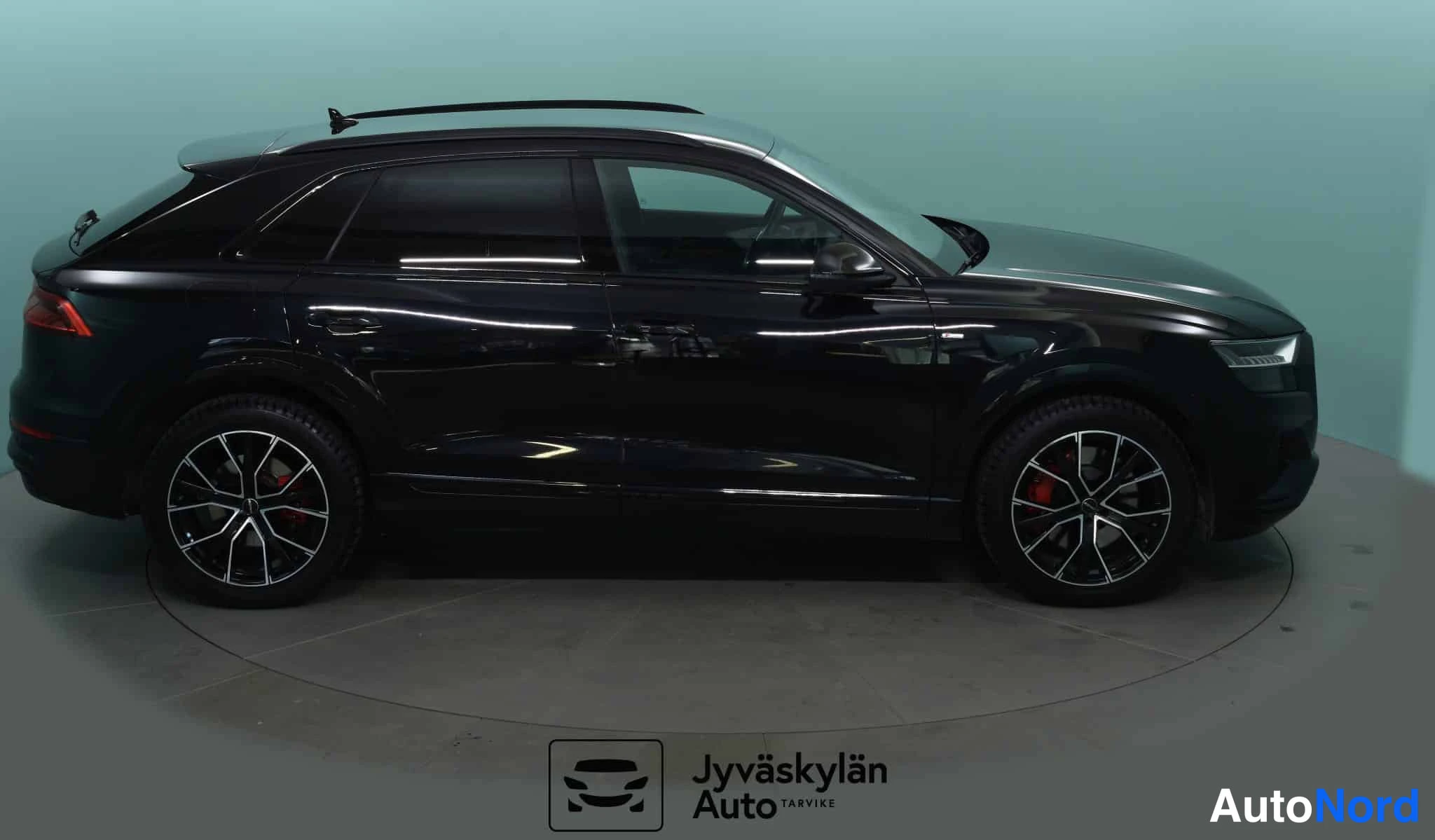 Musta Audi Q8 2021, etuviisto, keula oikealle, kuva 7
