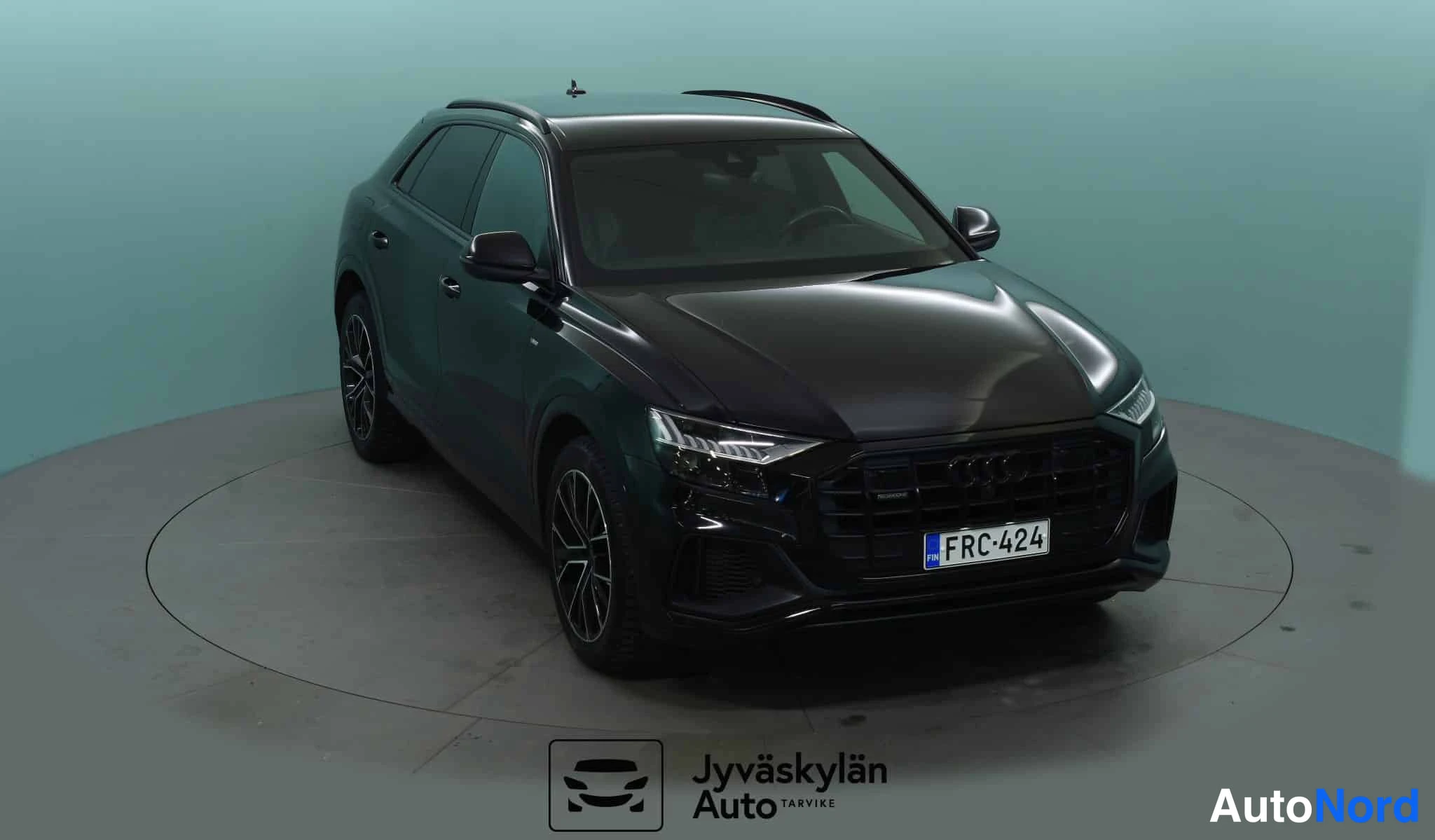 Musta Audi Q8 2021, etuviisto, keula oikealle, kuva 5