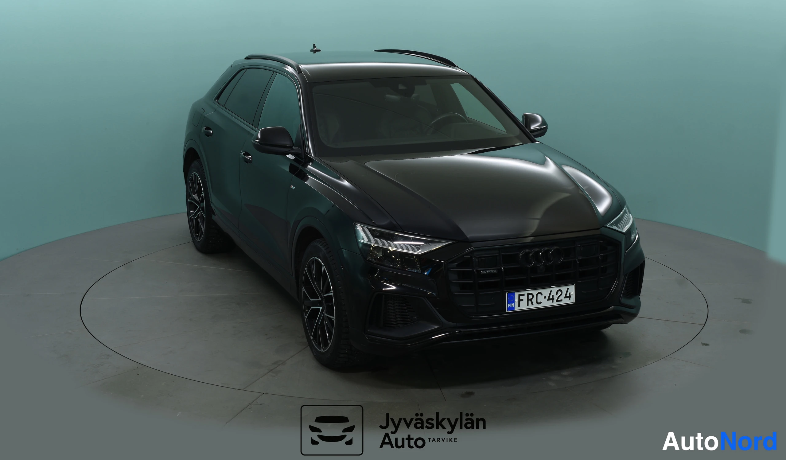 Musta Audi Q8 2021, etuviisto, keula oikealle, kuva 6