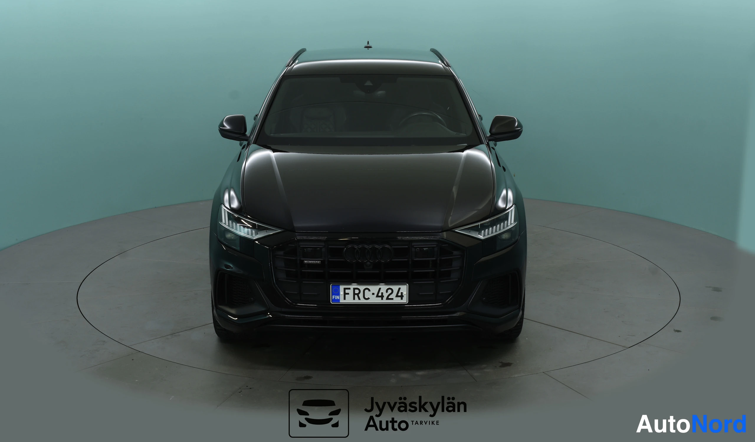 Musta Audi Q8 2021, edestä, kuva 10