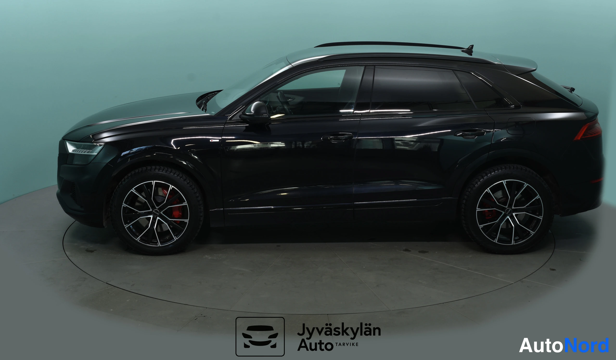 Musta Audi Q8 2021, sivulta, kuva 13