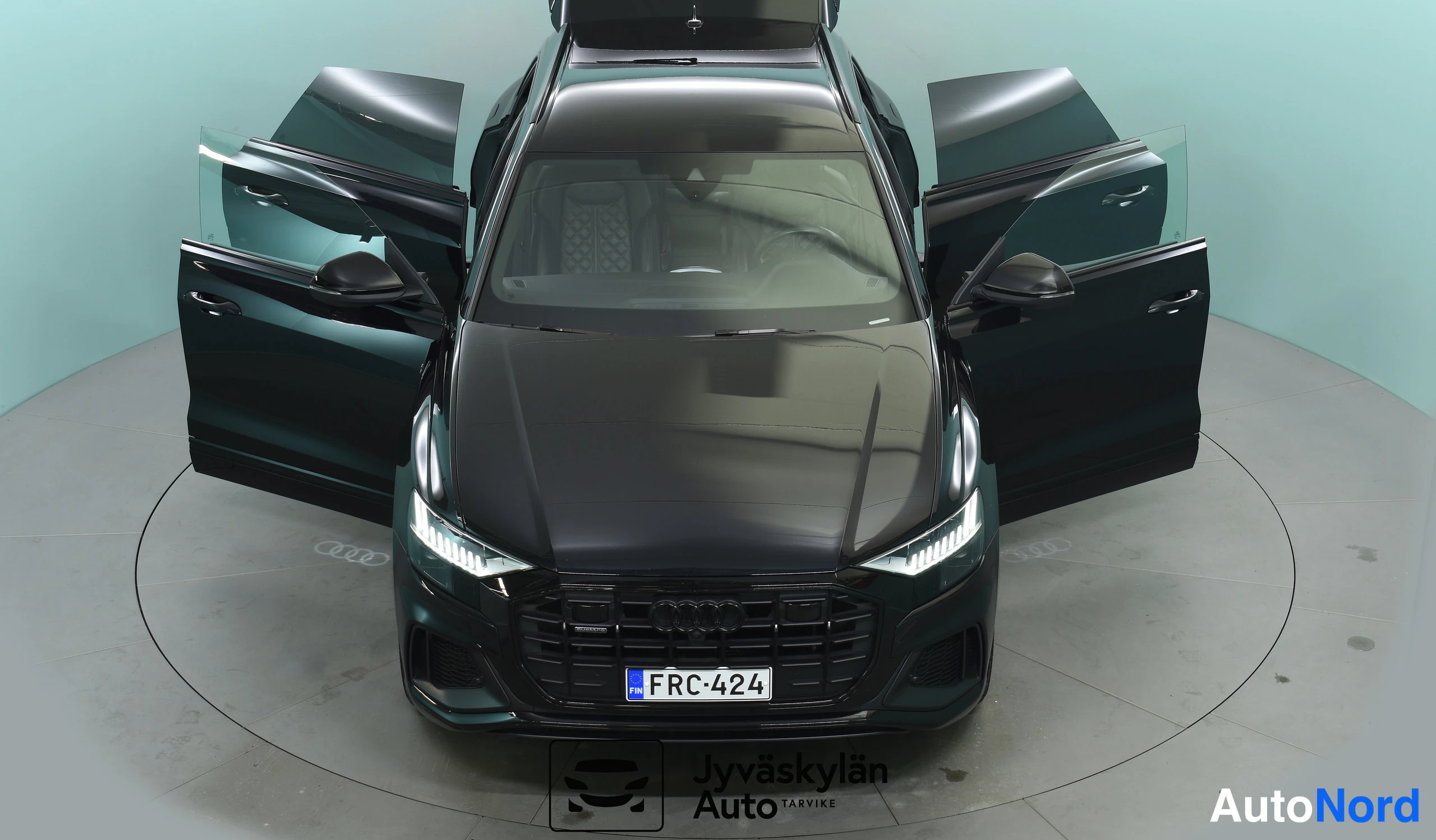 Musta Audi Q8 2021, edestä, kuva 12