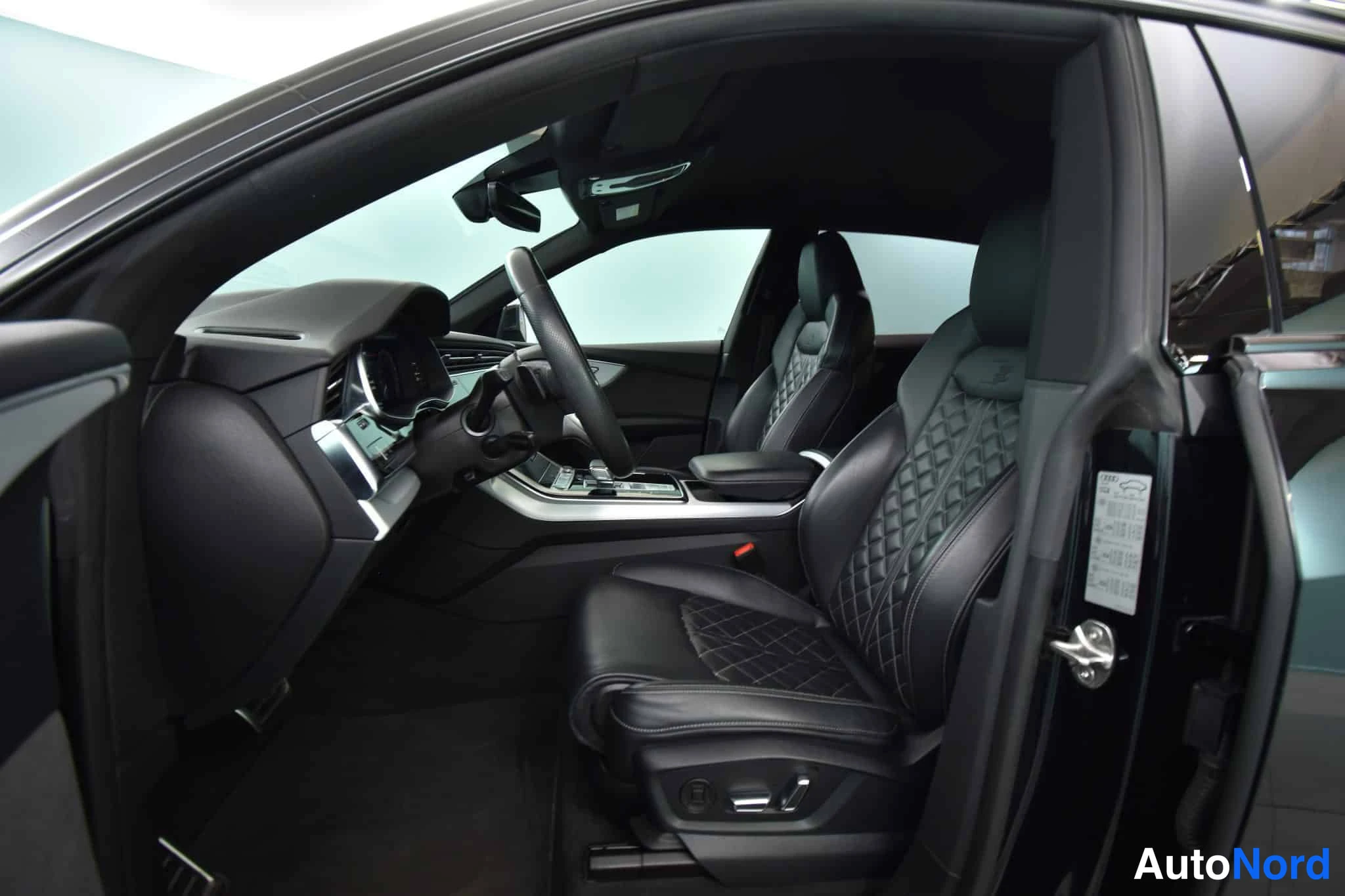 Musta Audi Q8 2021, ohjaamo, kuva 30