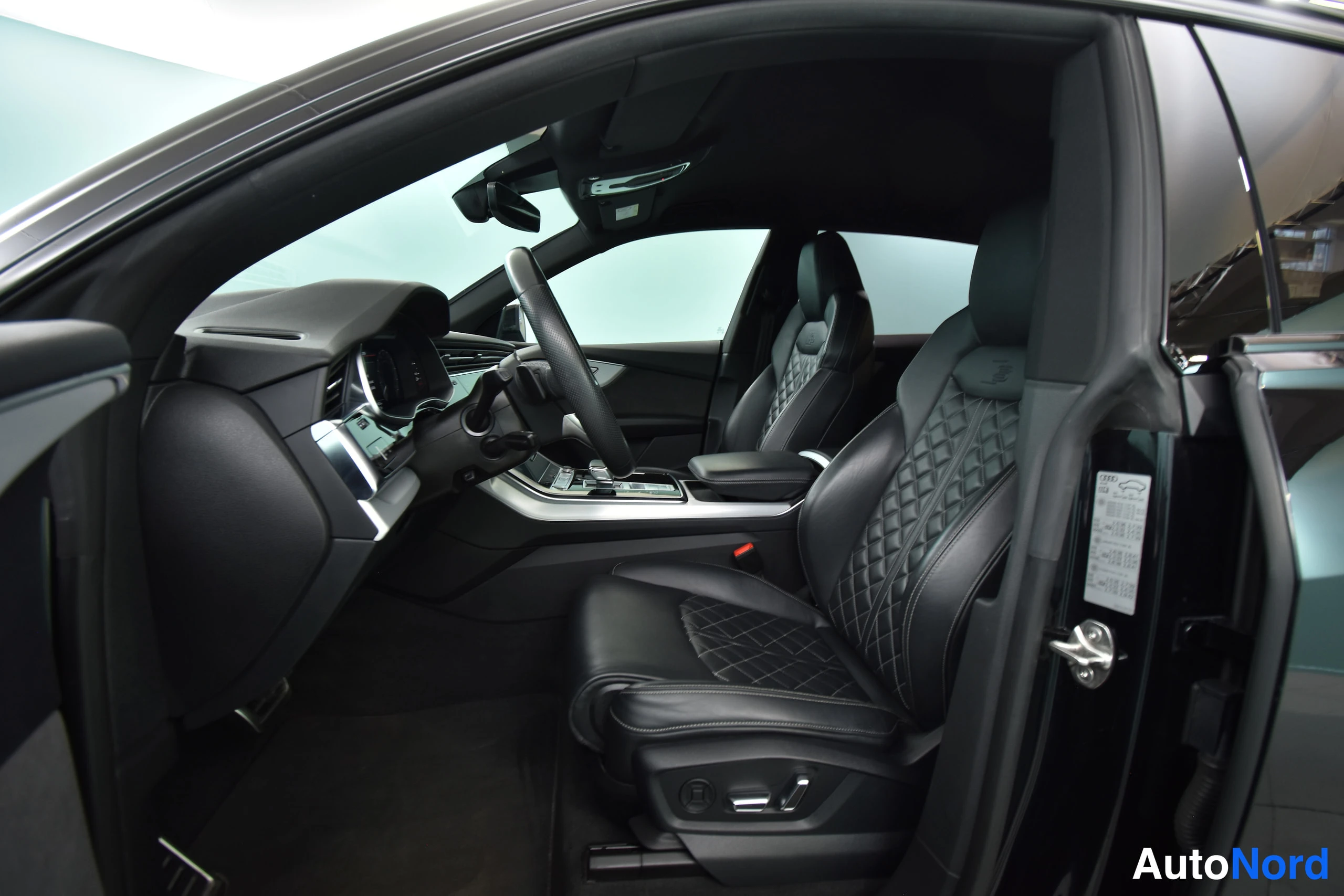 Musta Audi Q8 2021, ohjaamo, kuva 29