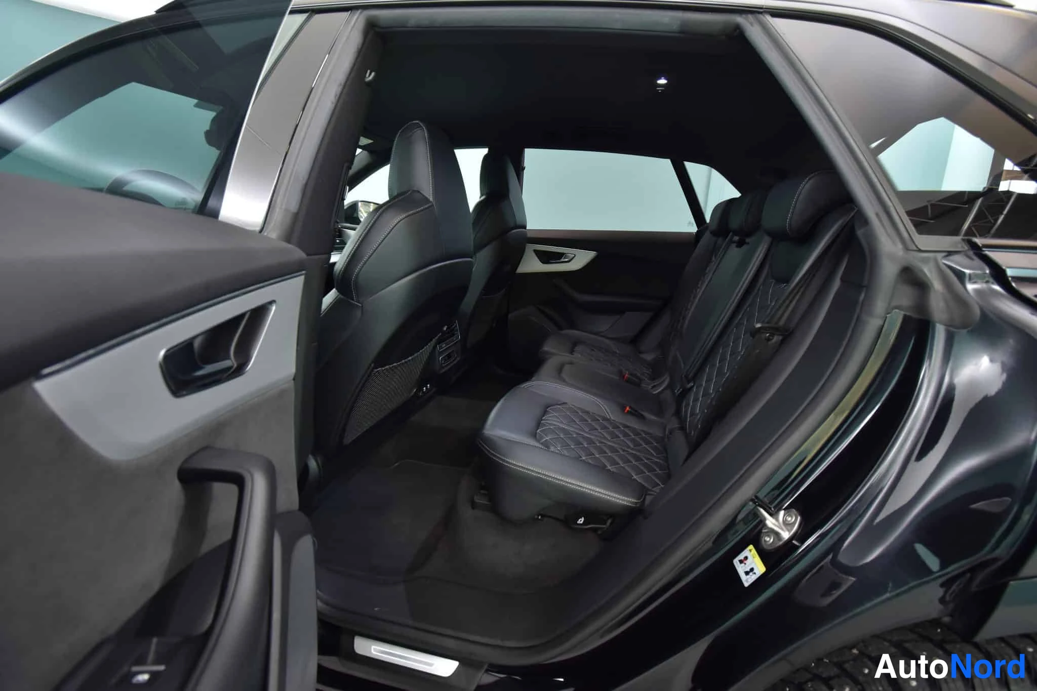 Musta Audi Q8 2021, takaistuimet, kuva 33