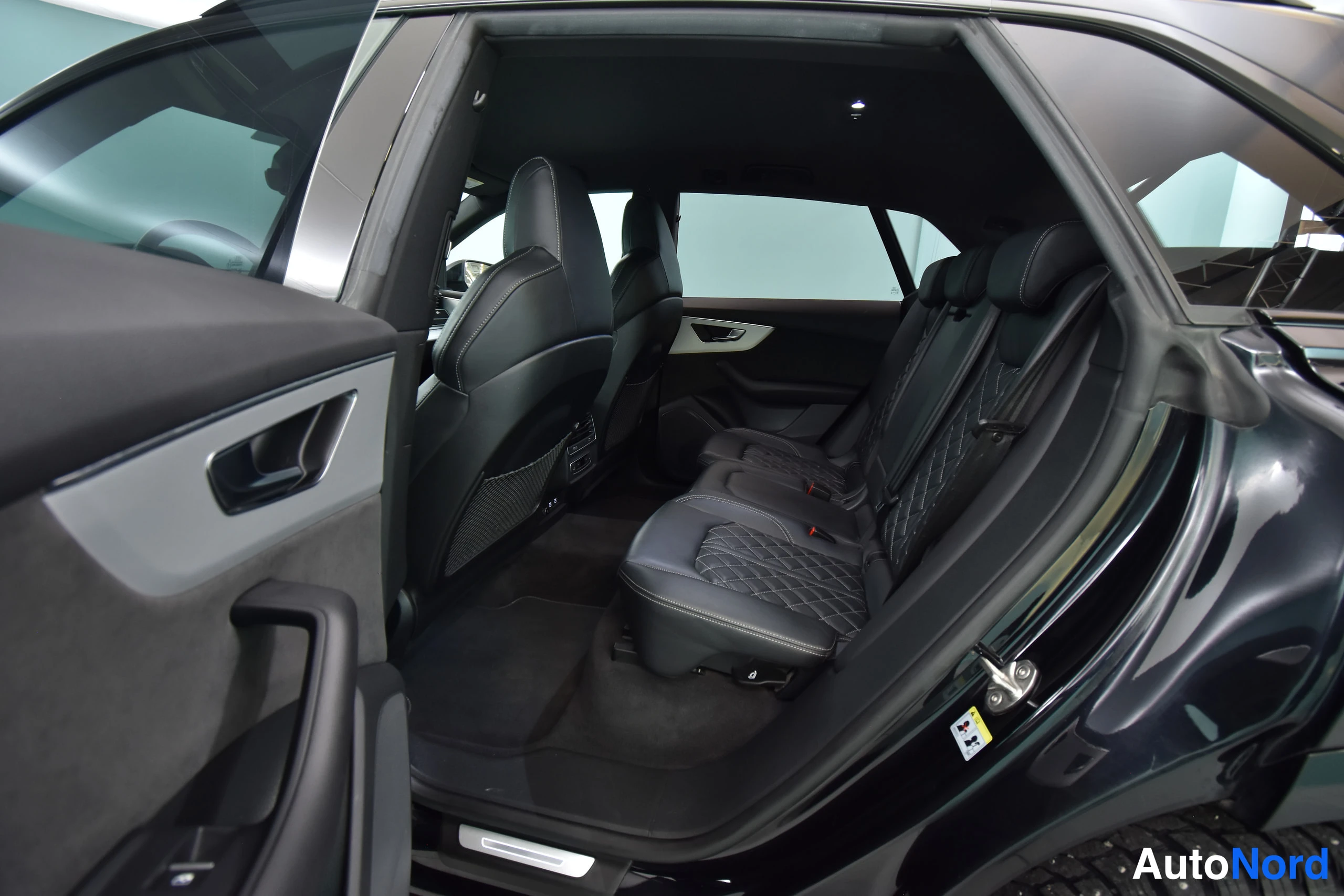 Musta Audi Q8 2021, takaistuimet, kuva 34
