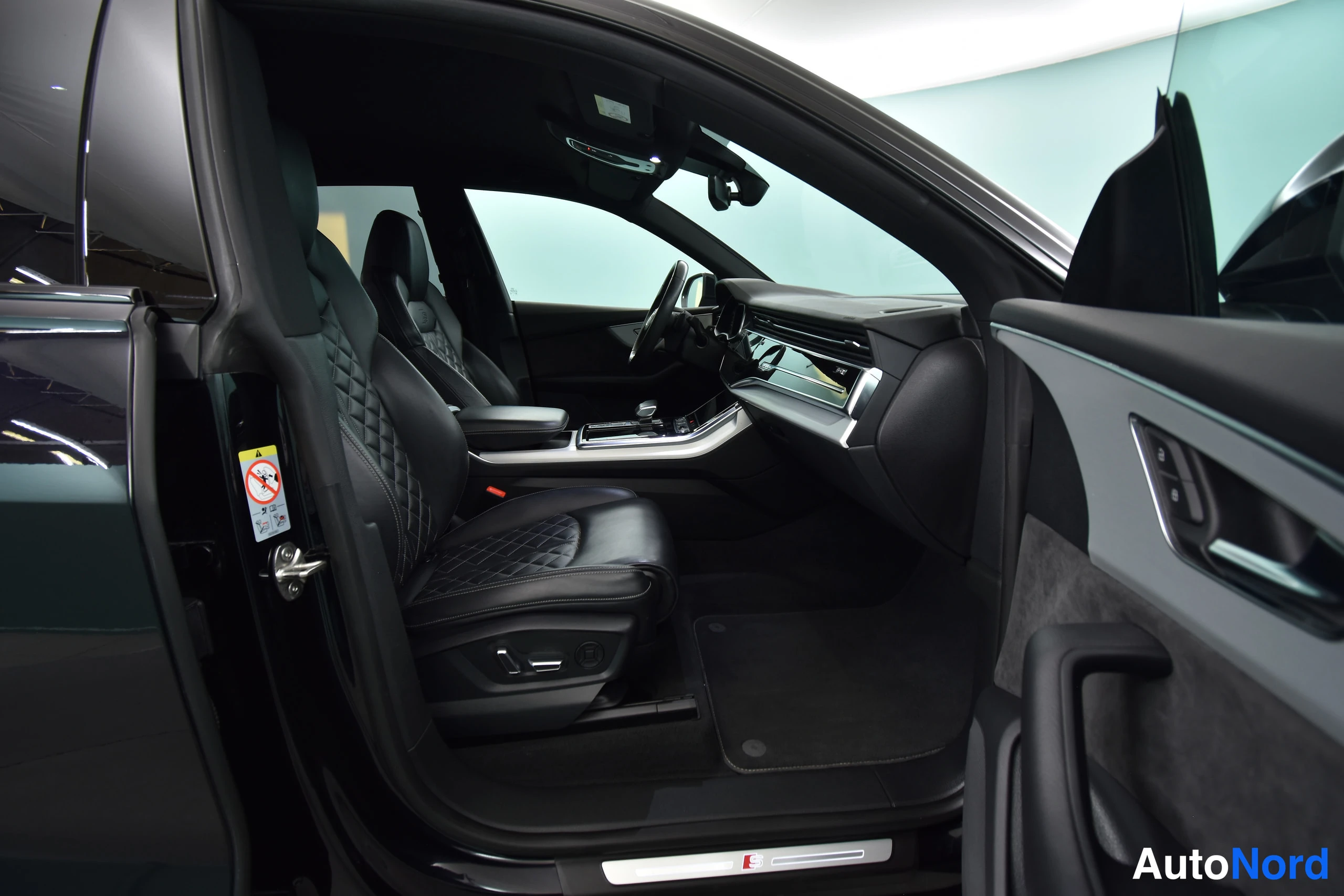 Musta Audi Q8 2021, etuistuimet, kuva 32