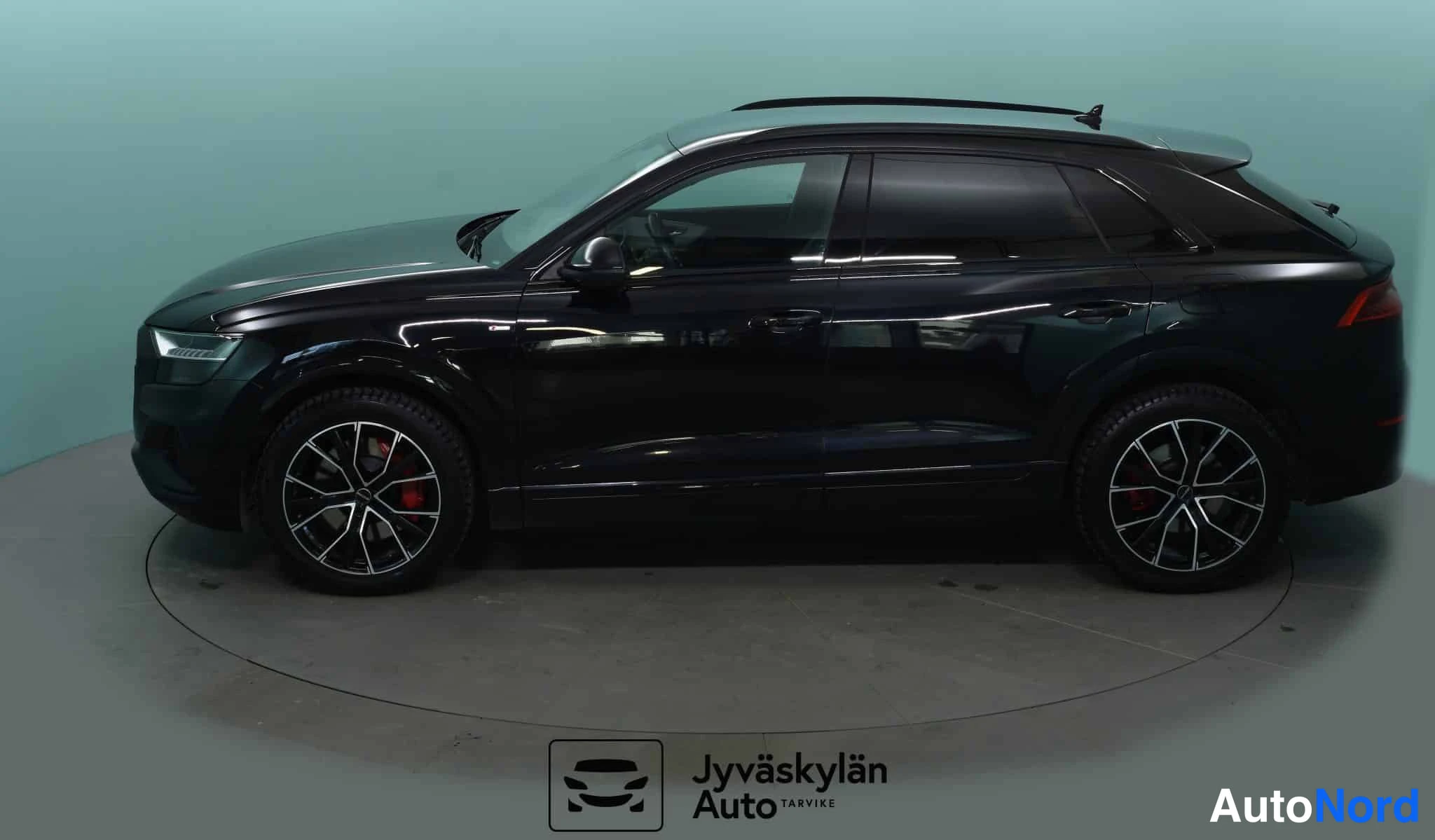 Musta Audi Q8 2021, sivulta, kuva 14