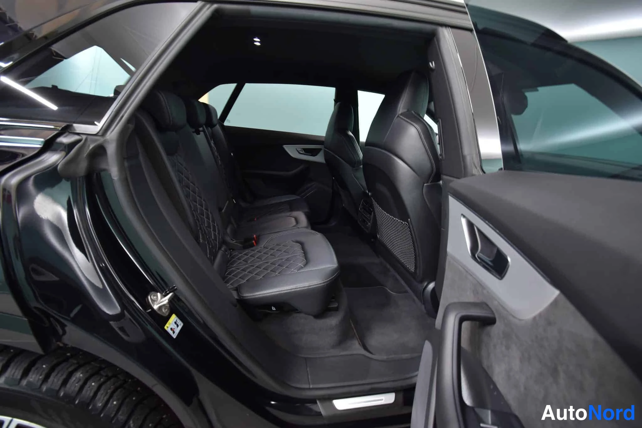 Musta Audi Q8 2021, takaistuimet, kuva 35