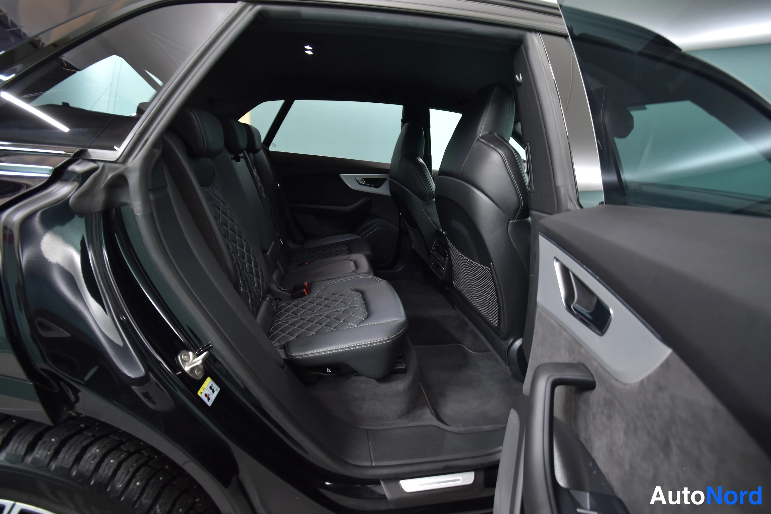 Musta Audi Q8 2021, takaistuimet, kuva 36