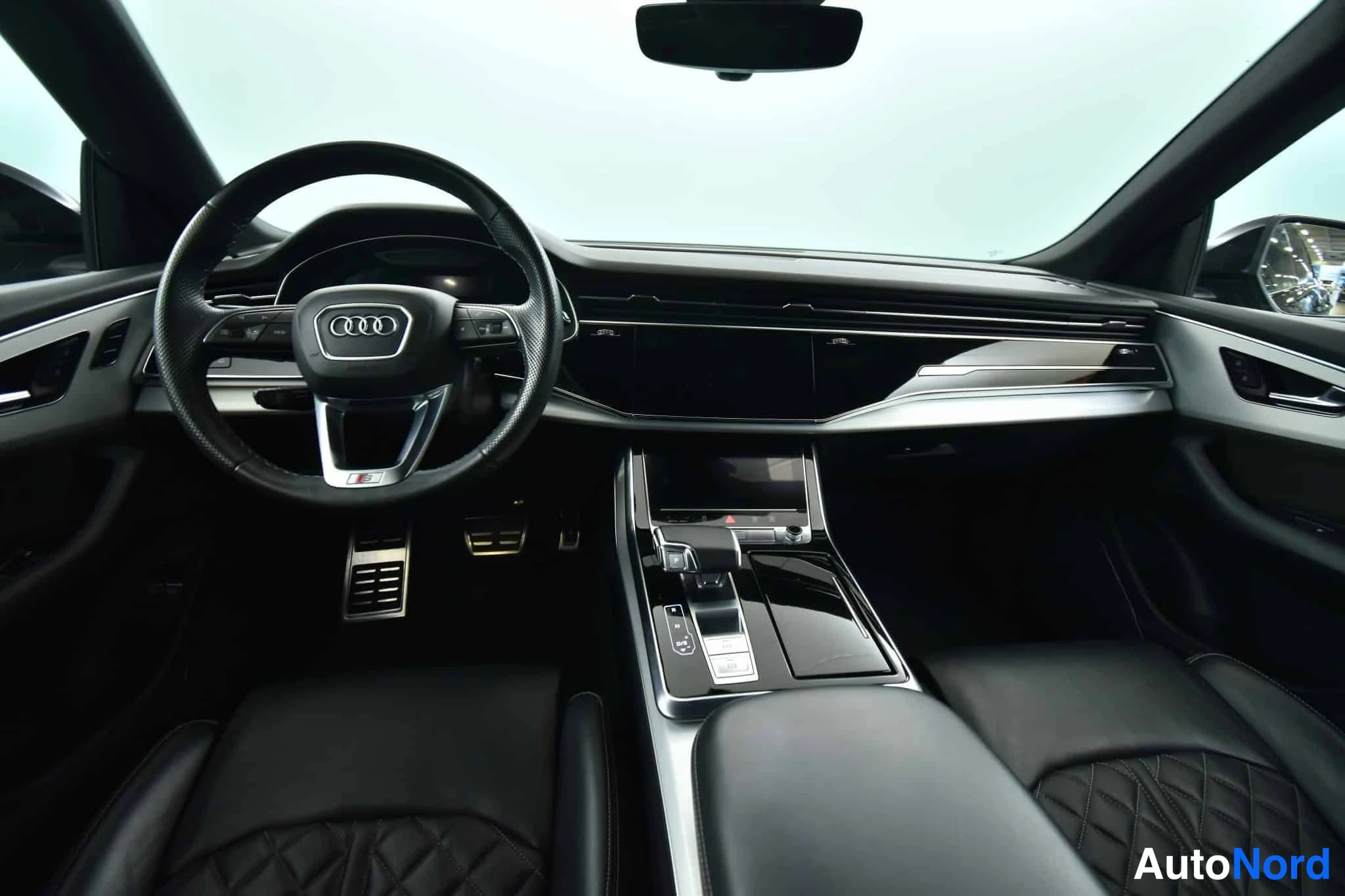 Musta Audi Q8 2021, ohjaamo, kuva 25