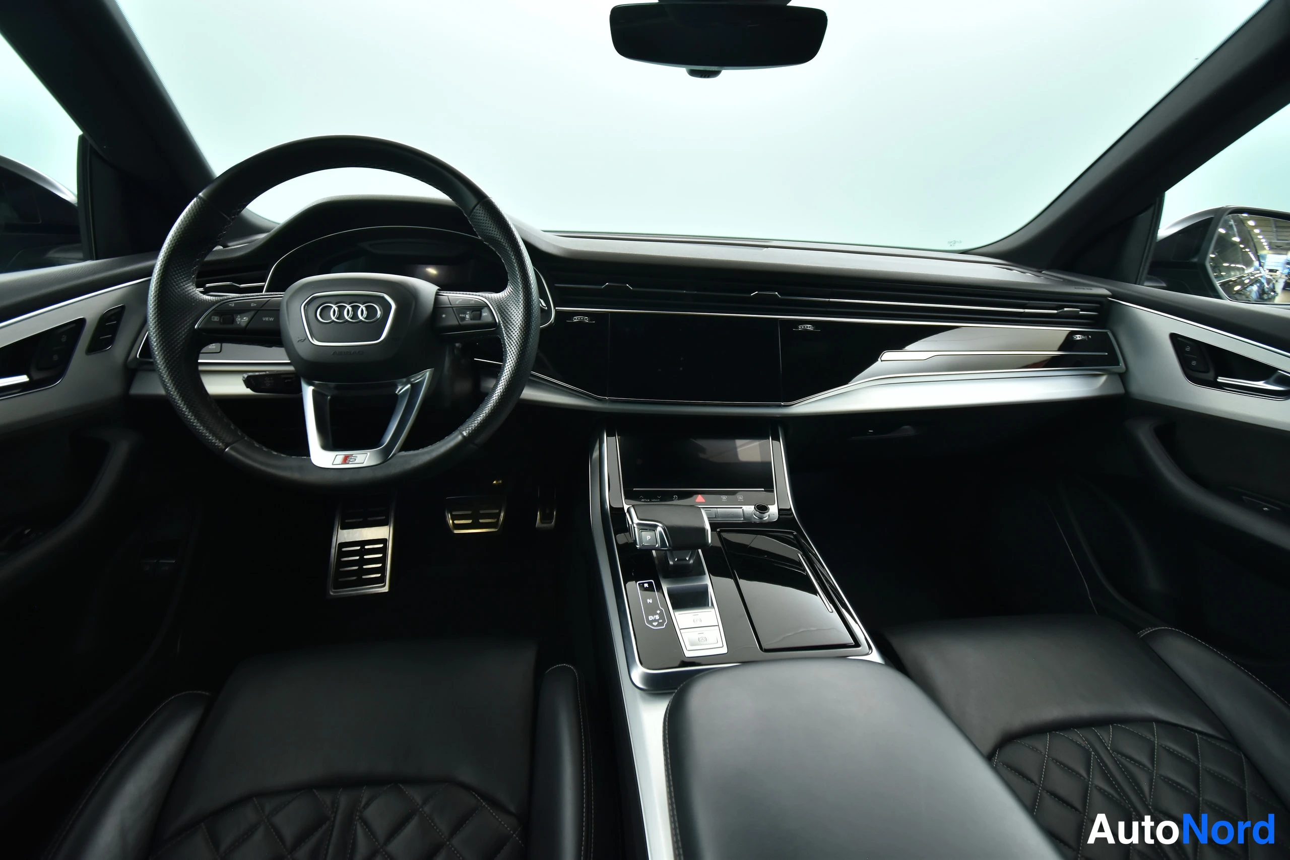 Musta Audi Q8 2021, ohjaamo, kuva 26
