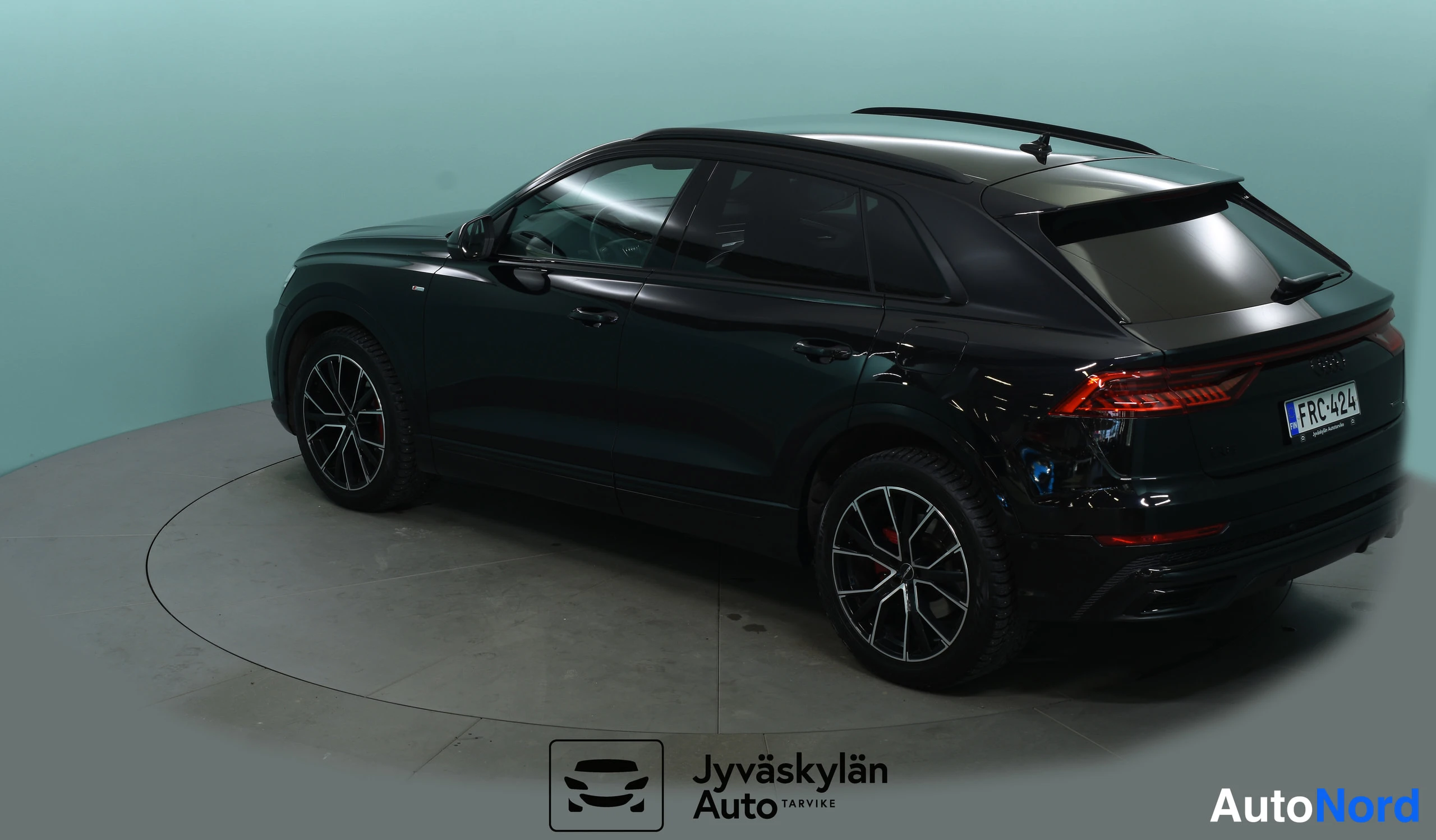 Musta Audi Q8 2021, takaviisto, kuva 15