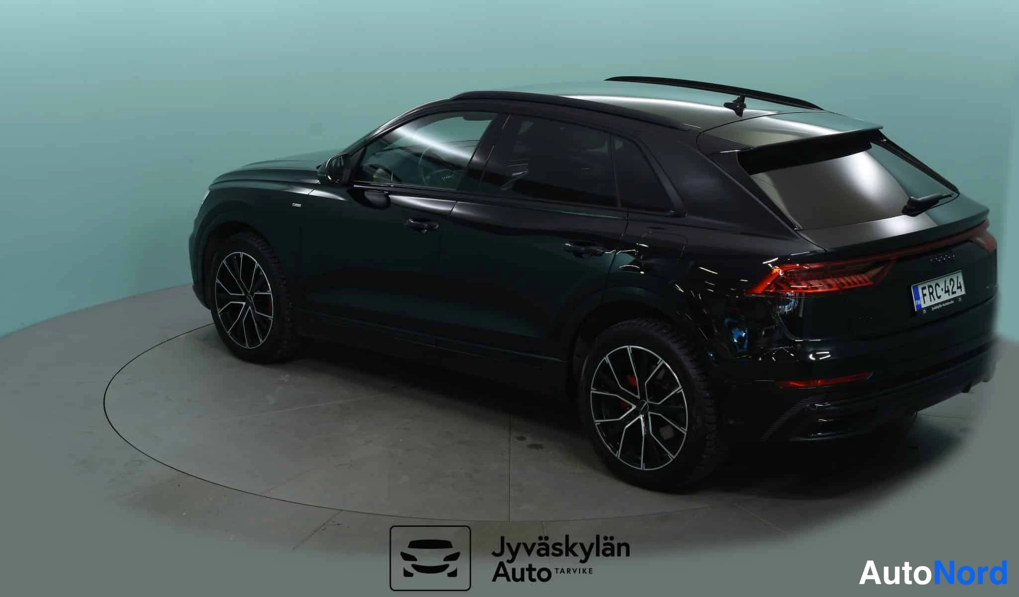 Musta Audi Q8 2021, takaviisto, kuva 16