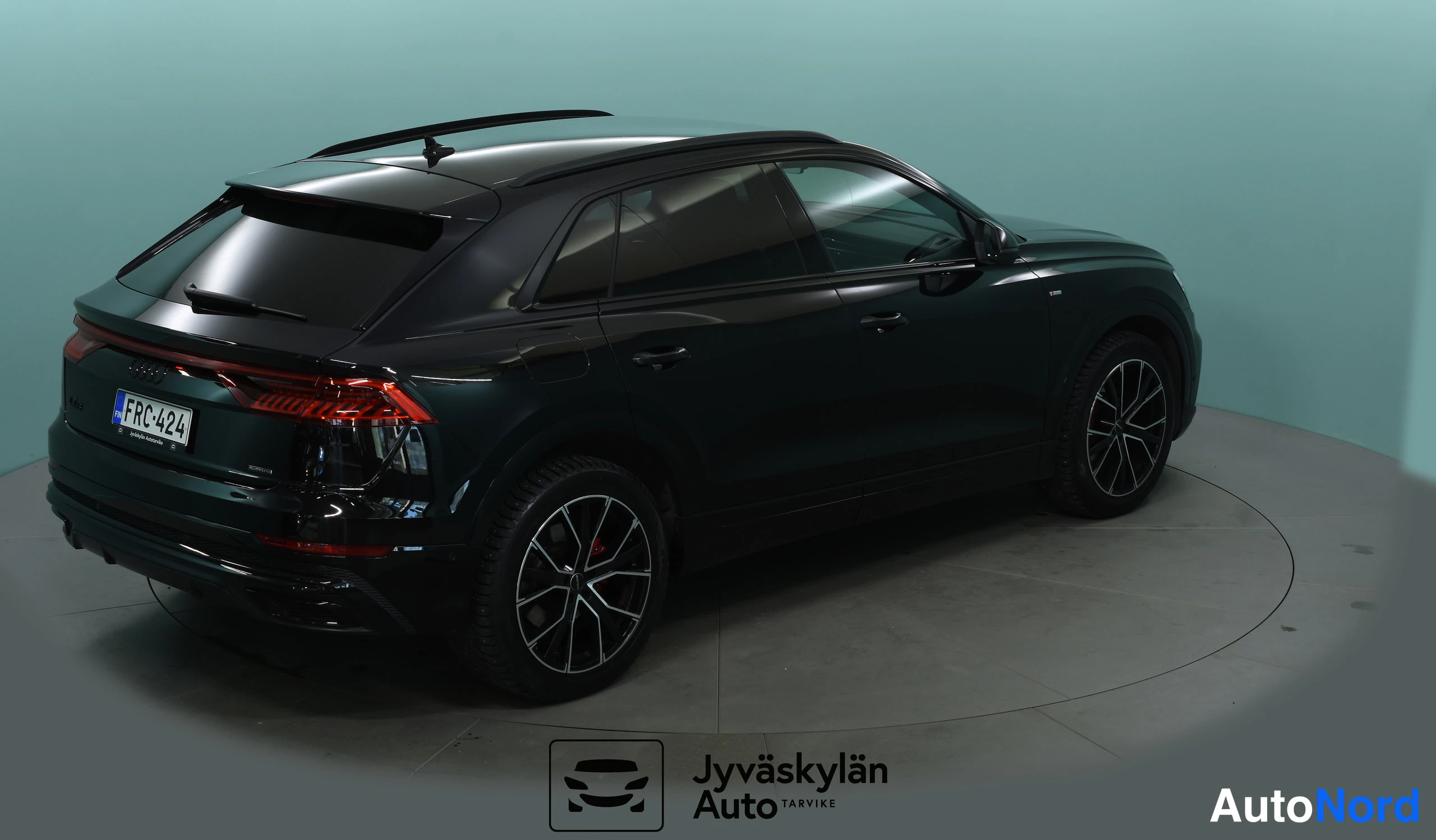 Musta Audi Q8 2021, takaviisto, kuva 20
