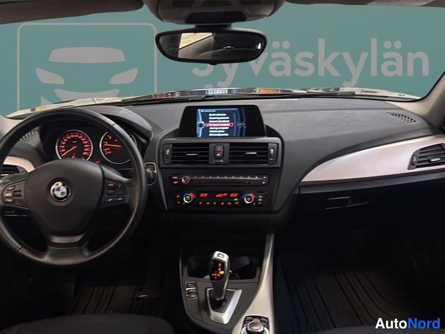 Musta BMW 116i 2014, ohjaamo, kuva 9