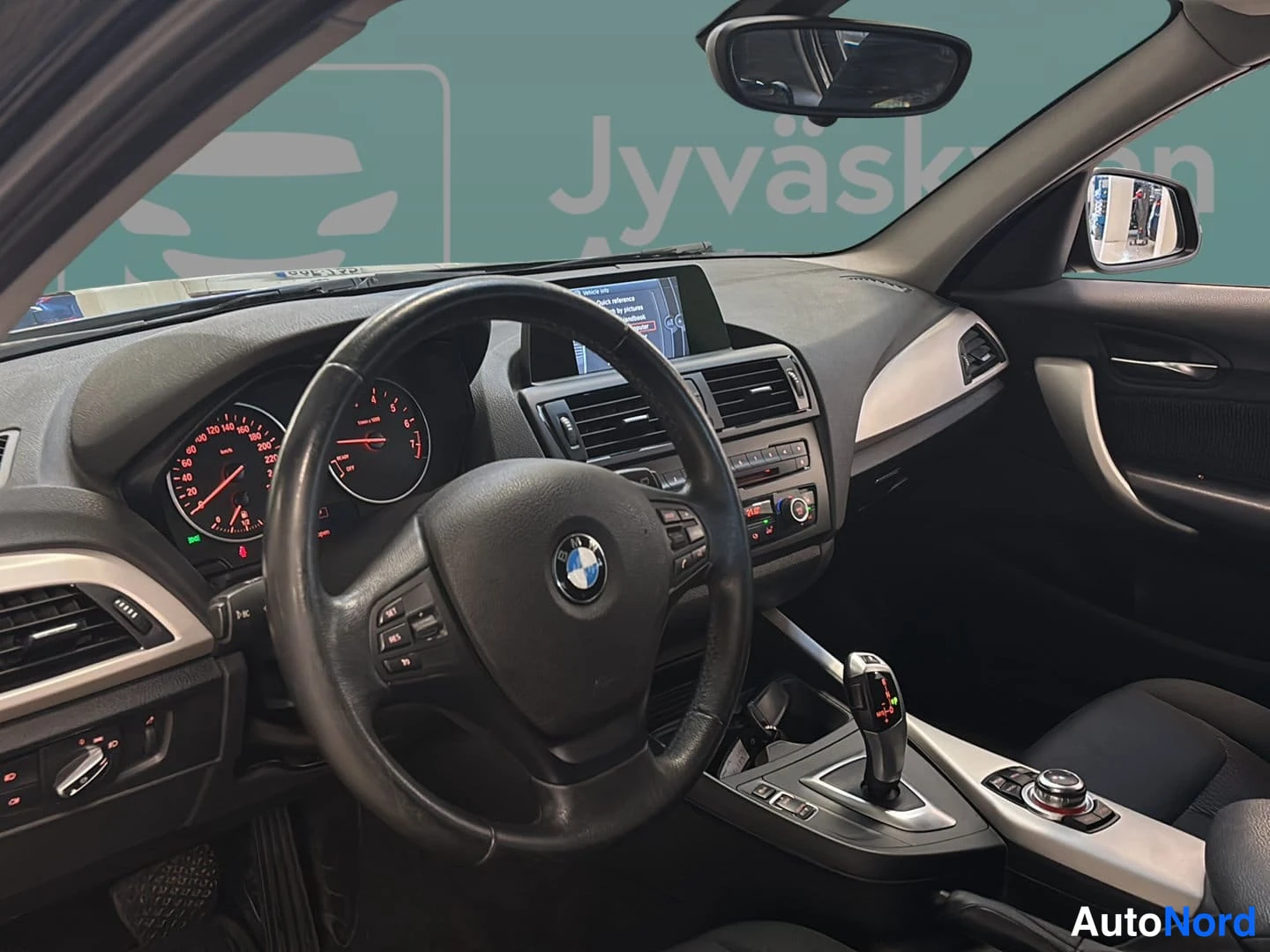 Musta BMW 116i 2014, ohjaamo, kuva 7