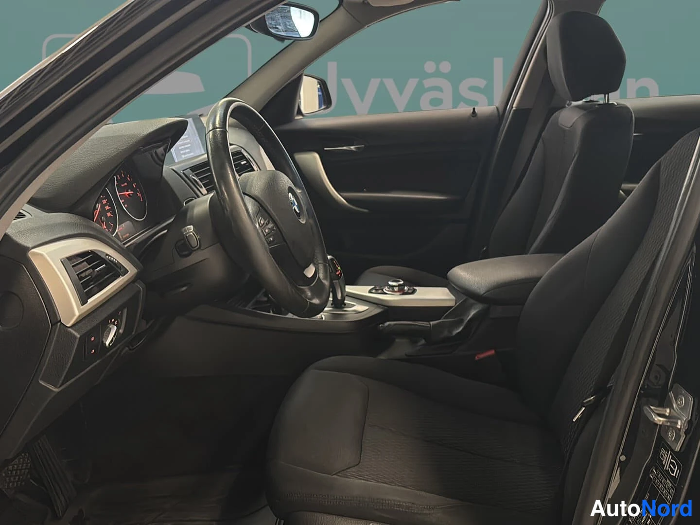 Musta BMW 116i 2014, ohjaamo, kuva 8