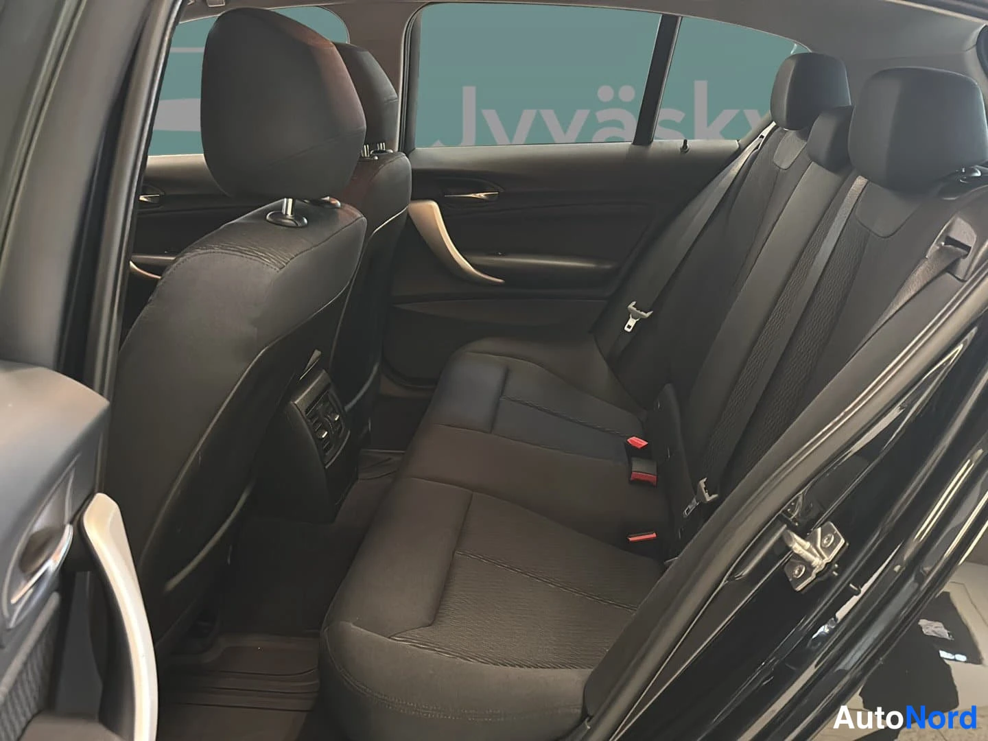 Musta BMW 116i 2014, takaistuimet, kuva 11