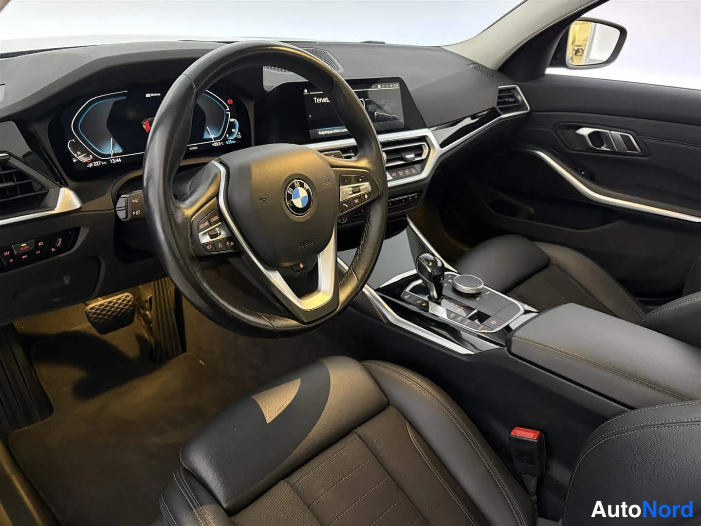 Musta BMW 320 2021, ohjaamo, kuva 15